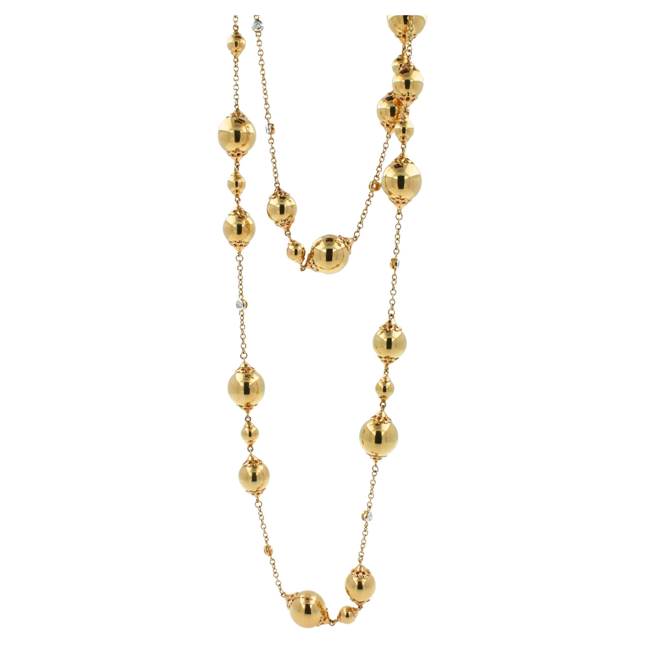 Long collier en or jaune 18 carats avec sphères célestes et diamants en vente