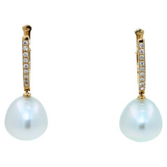 Boucles d'oreilles en or jaune 18 carats avec perles blanches des mers du Sud et diamants.