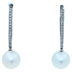 Boucles d'oreilles en or blanc 18 carats avec perles des mers du sud et diamants.