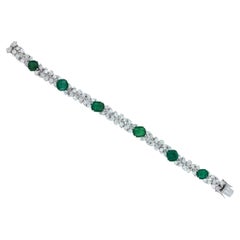 Bracelet tennis en or blanc 18 carats avec diamants et émeraudes vertes de forme fantaisie
