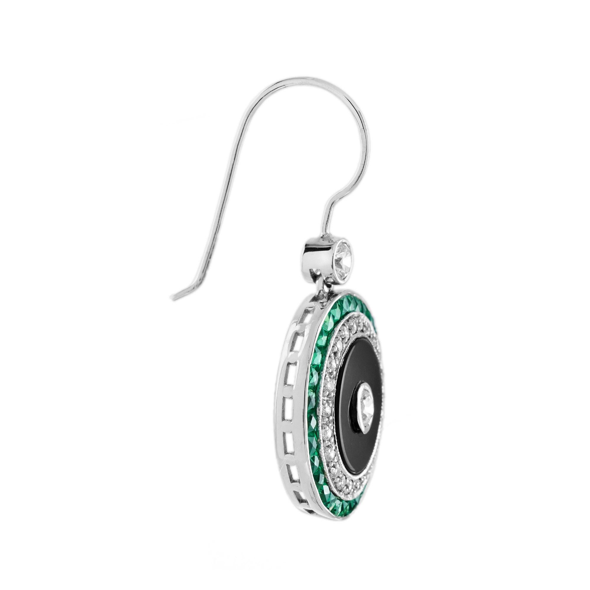 Incantevoli orecchini target in stile Art Déco con un diamante centrale circondato da onice, diamanti rotondi taglio brillante e smeraldi taglio francese. Progettati perfettamente per essere indossati in un giorno speciale, abbinali all'anello con
