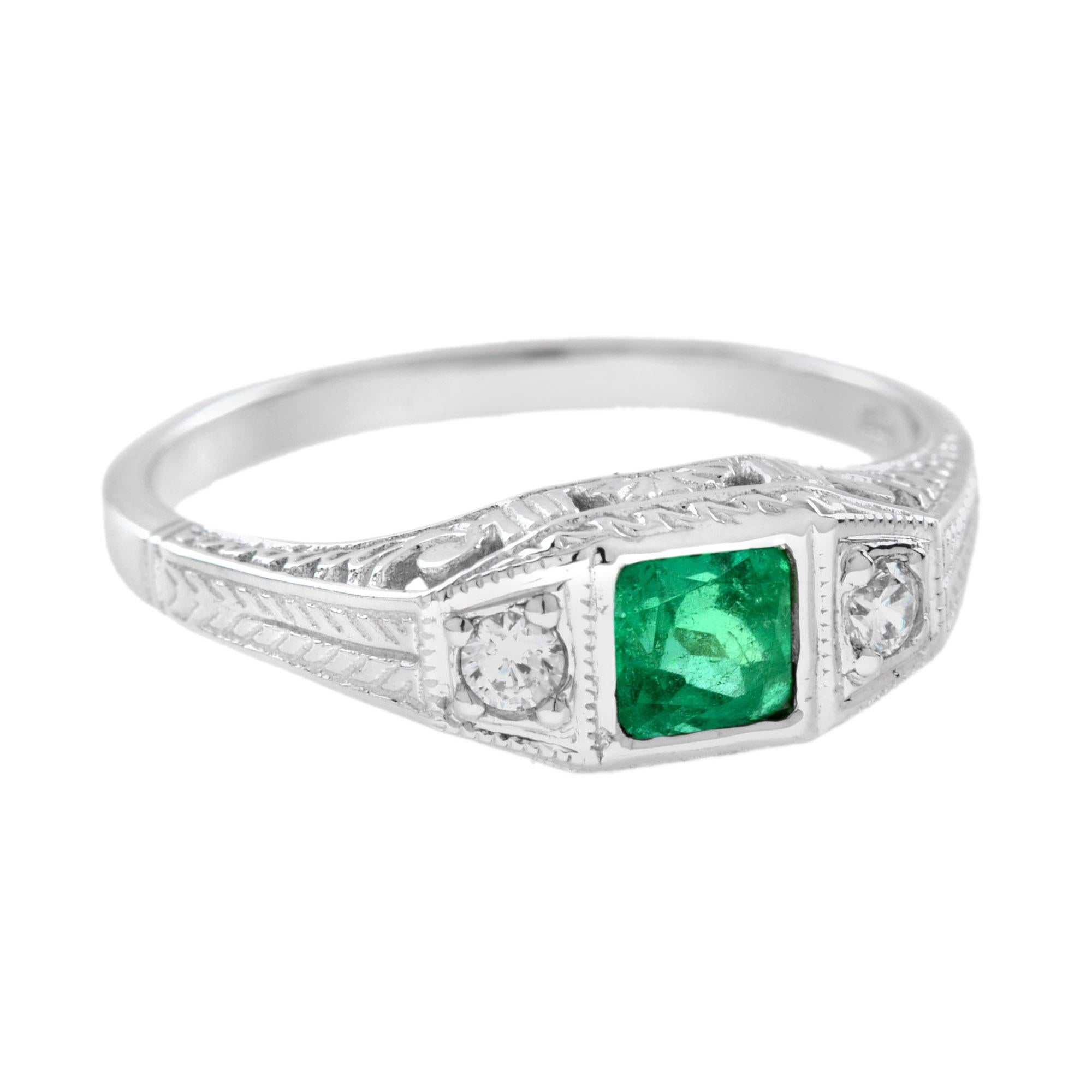 Questo splendido anello è composto da una pietra smeraldo di forma quadrata con due diamanti rotondi taglio brillante a sinistra e a destra. L'oggetto è rifinito con bordi intagliati e millgrain, tipici dell'epoca, ed è un pezzo davvero grazioso. 