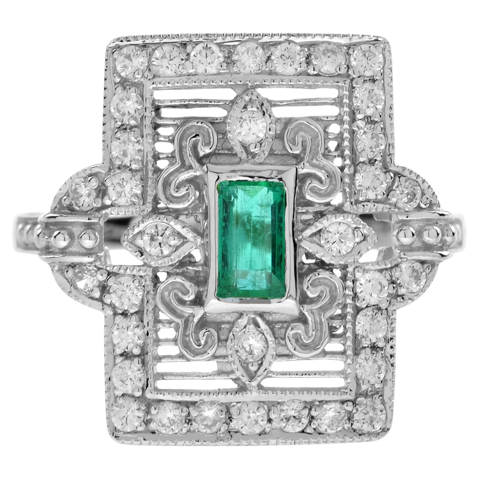 Anello in oro bianco stile edoardiano con diamante smeraldo e rettangolo a forma di porta con volute in vendita