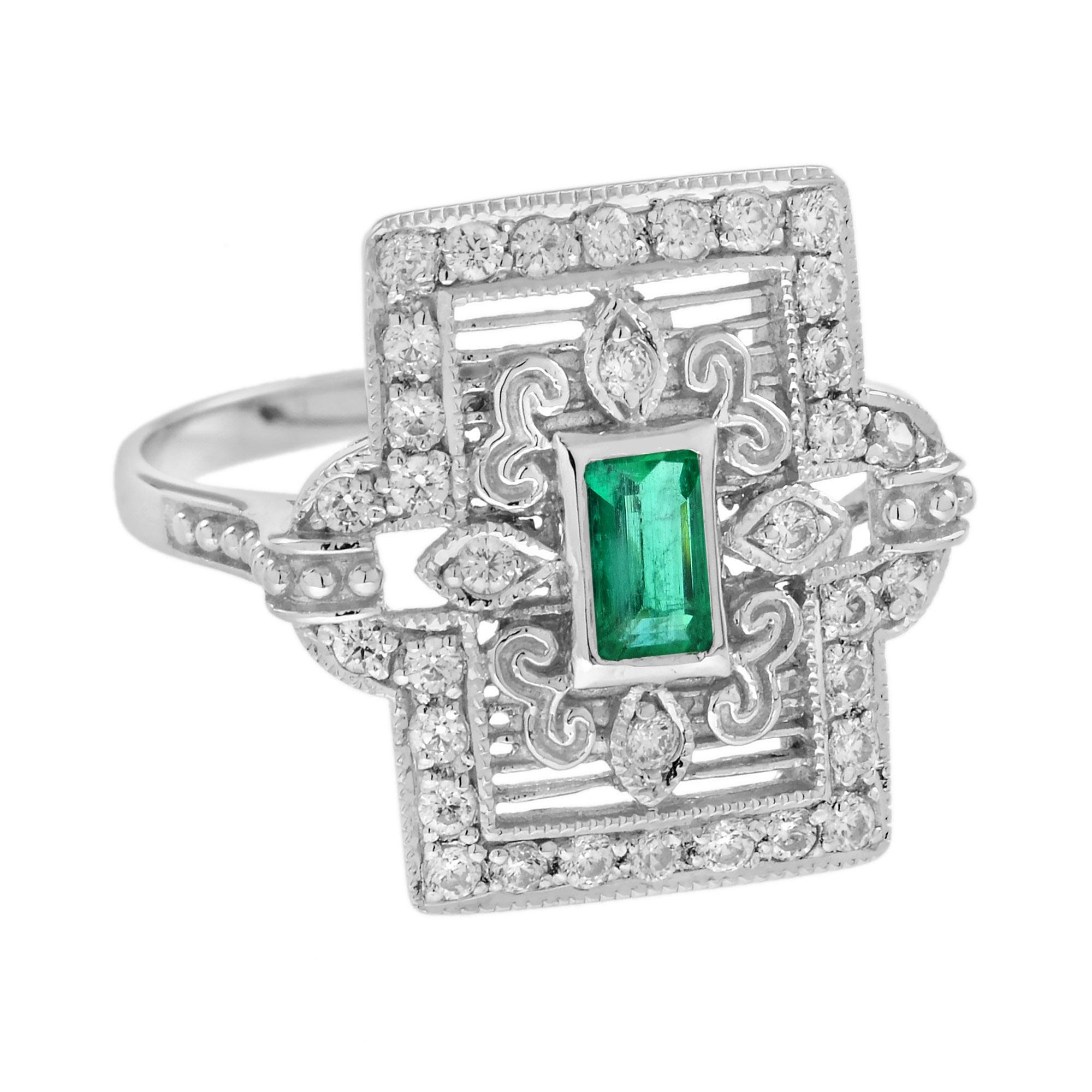 Un anello adorabile per chi ama i gioielli di ispirazione vintage. Realizzato con uno smeraldo incastonato su oro bianco 9k traforato. Lo smeraldo quadrato centrale è circondato da trentaquattro diamanti, il che lo rende il tocco finale perfetto per