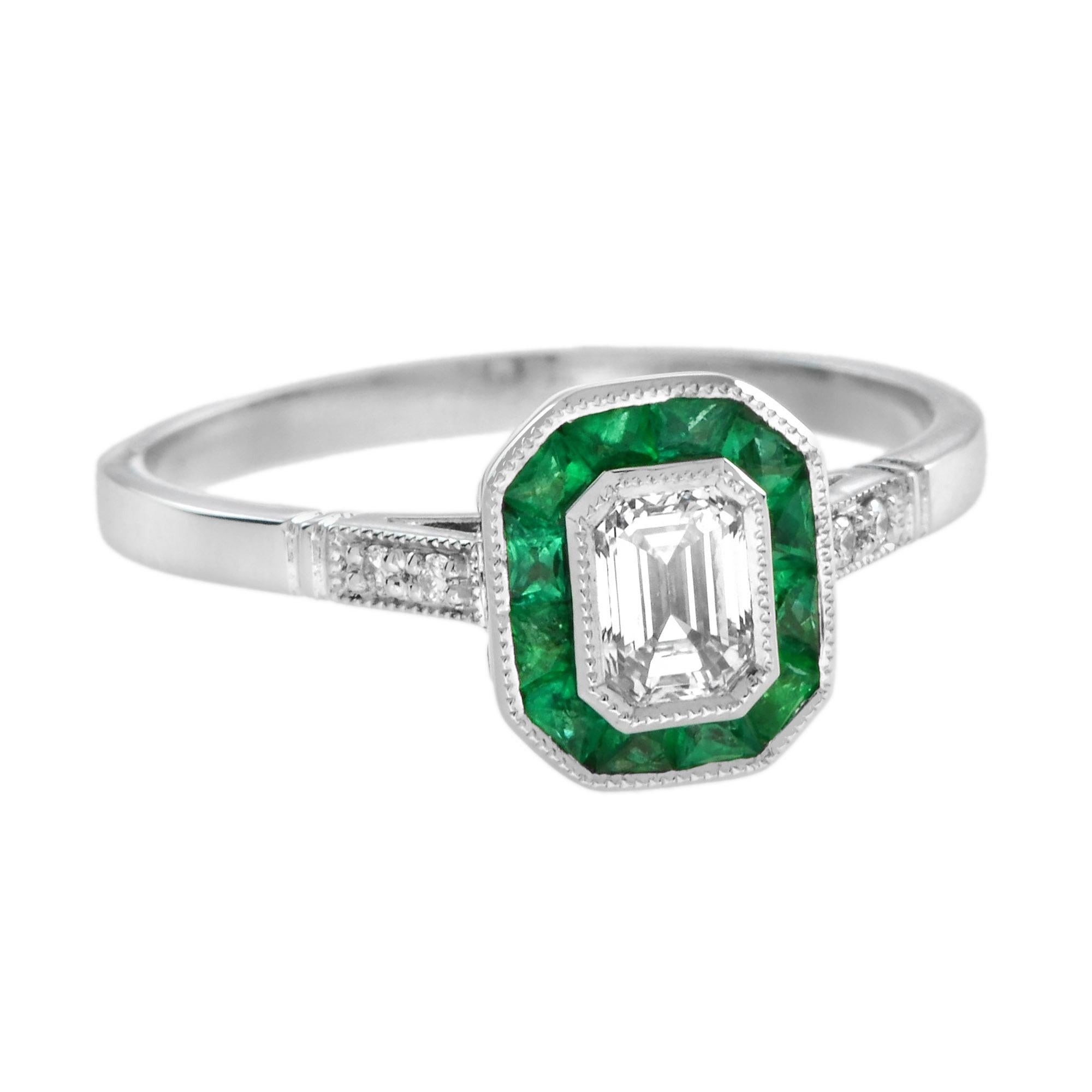 ¡Este anillo de compromiso Art-Deco es completamente espectacular! La piedra de vibrante color es una talla especial para rodear el excelente diamante central de talla esmeralda, que está en un fino bisel con detalle milgrain. Combínalo con