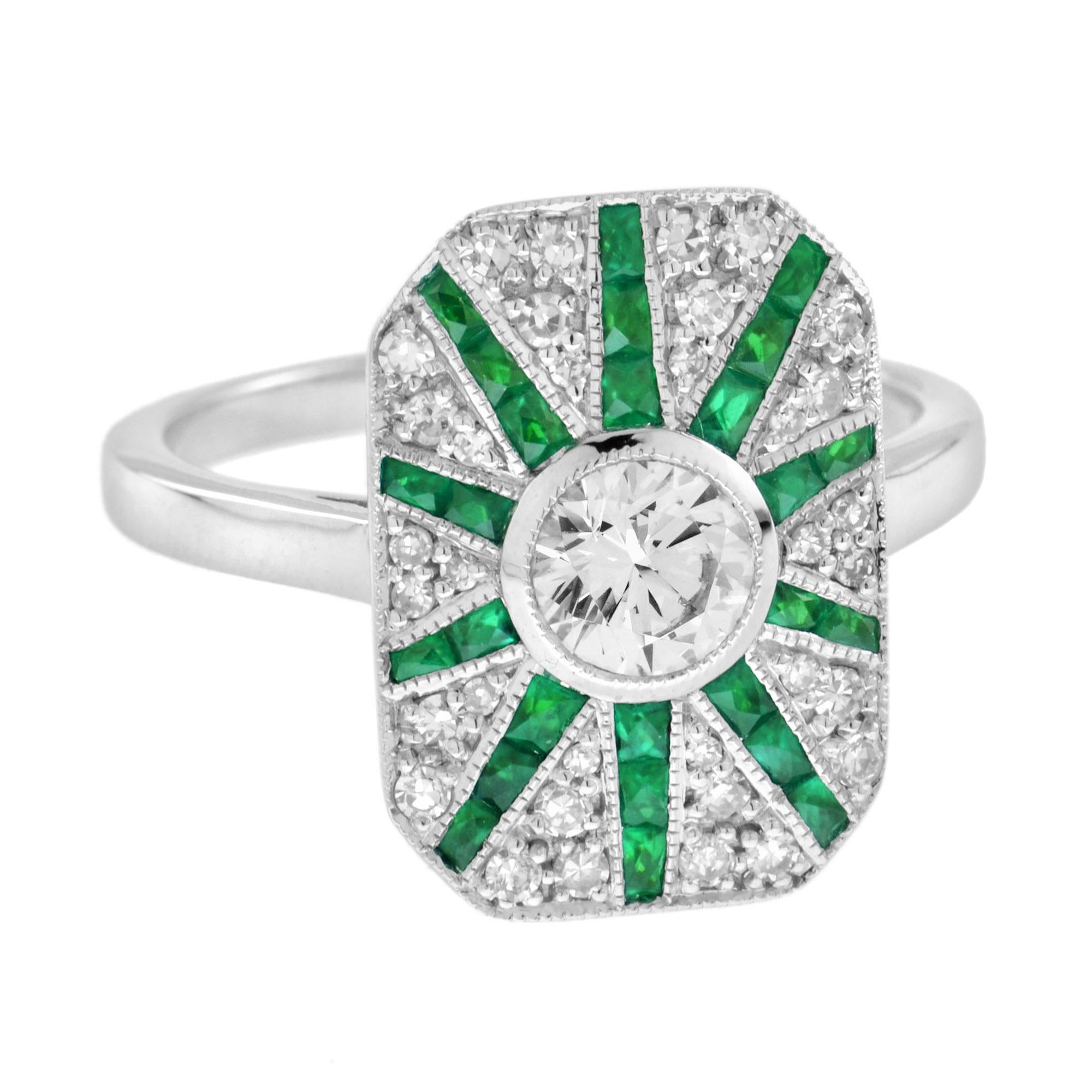 Ein stilvoller Ring mit Diamanten und Smaragden. Die mittleren Diamanten haben einen geschätzten Wert von 0.40 Karat. Die Smaragde im französischen Schliff haben einen geschätzten Wert von 1,10 Karat. Der Ring im Art Deo-Stil hebt einen Streifen aus