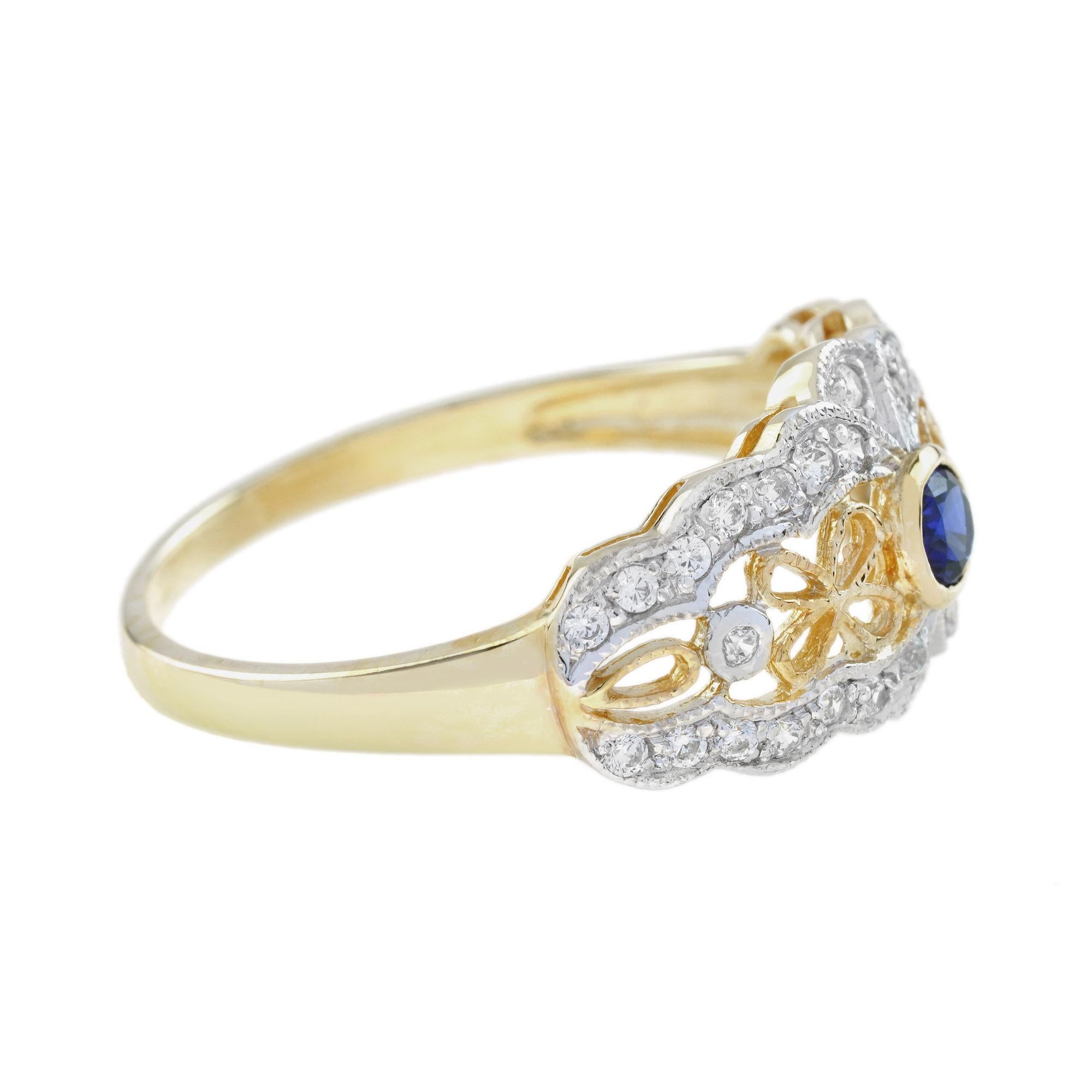 L'anneau est légèrement bombé, avec des filigranes sur chaque surface, serti de diamants et terminé par des détails de milgrain. Le saphir est d'un bleu royal très étincelant. Cette bague conviendrait parfaitement à une main droite ou à une bague de