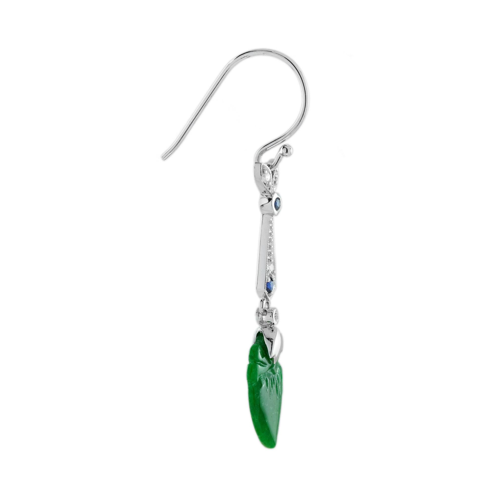 Die natürliche Jade in diesen schönen Ohrringen hat eine ganz besondere Form. Beide Stücke haben eine kräftige grüne Farbe und gut geschnitzte Pfirsichfrüchte. Die Jade hängt in einer Fassung aus 9 Karat Weißgold mit einem Diamantblatt und runden