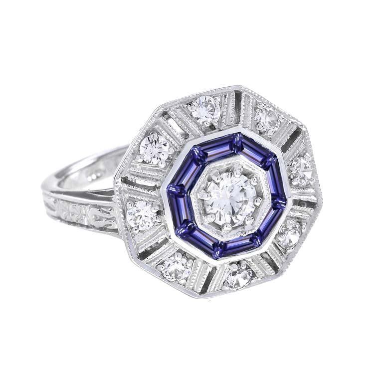 Anello target con diamanti e tanzanite in oro bianco 18 ct. con diamante centrale e anello esterno di diamanti rotondi e anello interno di tanzanite taglio francese, rifinito con bordo millgrain e con spalle di diamanti.
Informazioni