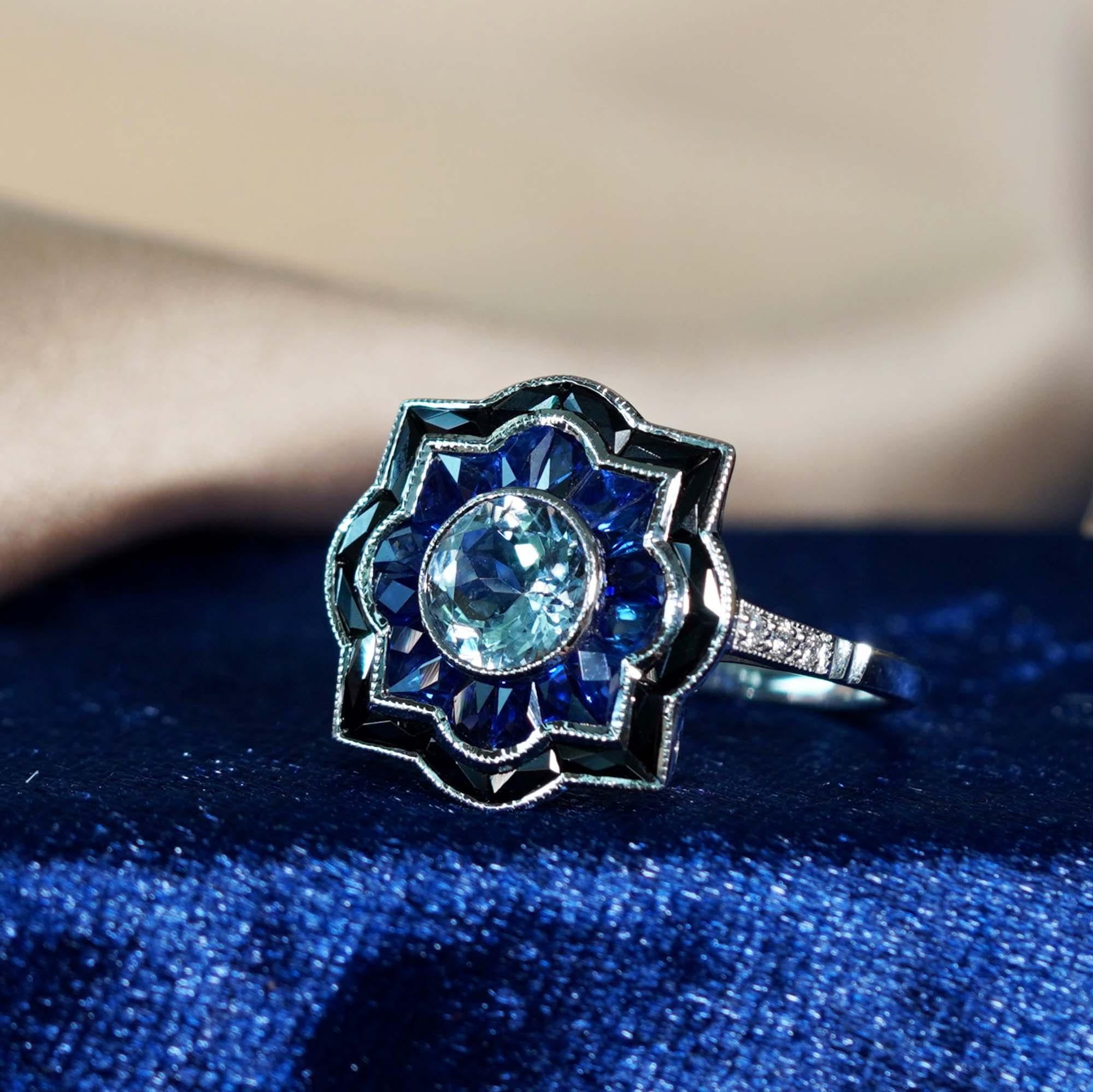 Bague de fiançailles en or blanc aigue-marine saphir onyx style art déco cible en vente 1