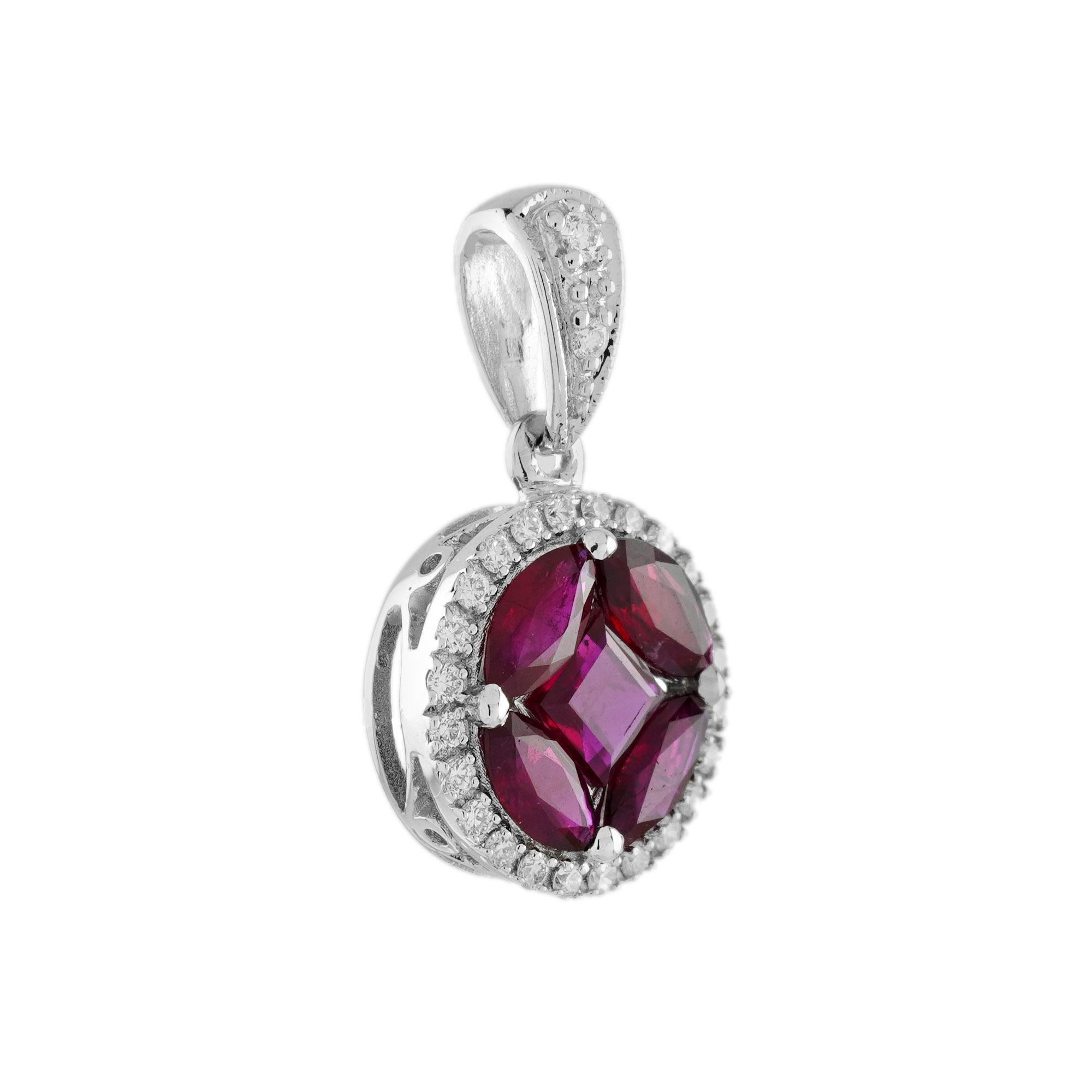 Questo accattivante pendente contemporaneo a 18 carati è caratterizzato da un'impressionante montatura in oro bianco, con rubini multiformi che formano un cerchio di 8 mm, accentuato da 0,13 carati di diamanti bianchi rotondi a taglio brillante. Il