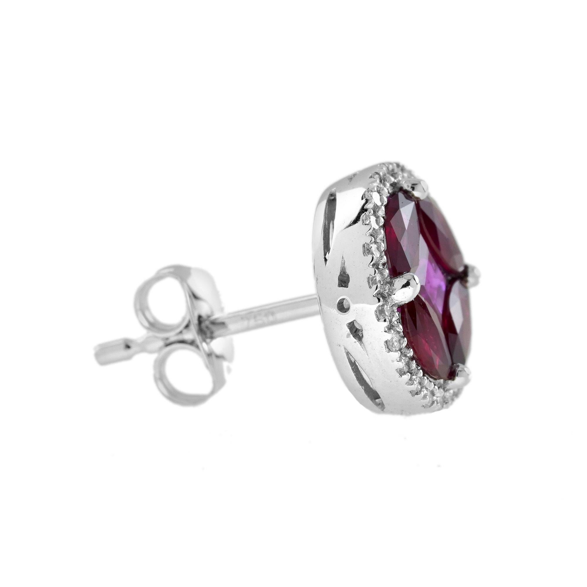 Questi accattivanti orecchini a perno in stile contemporaneo a 18 carati sono caratterizzati da un'impressionante montatura in oro bianco, con rubini multiformi che formano un cerchio di 8 mm, accentuato da 0,21 carati di diamanti bianchi rotondi a