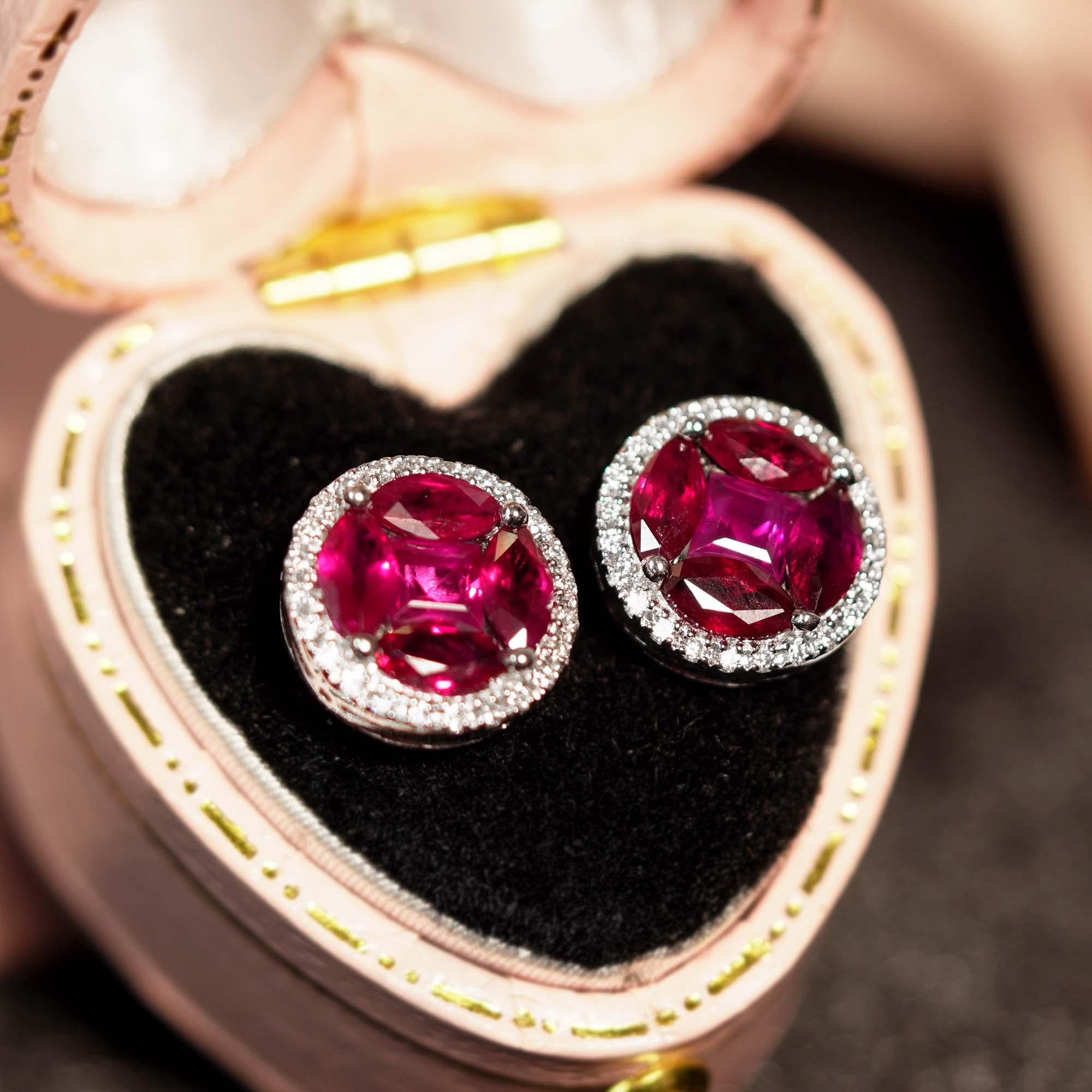 Orecchini a perno in oro bianco 18 carati con rubino e diamante incastonati a illusione In condizioni Nuovo in vendita a Oakton, VA