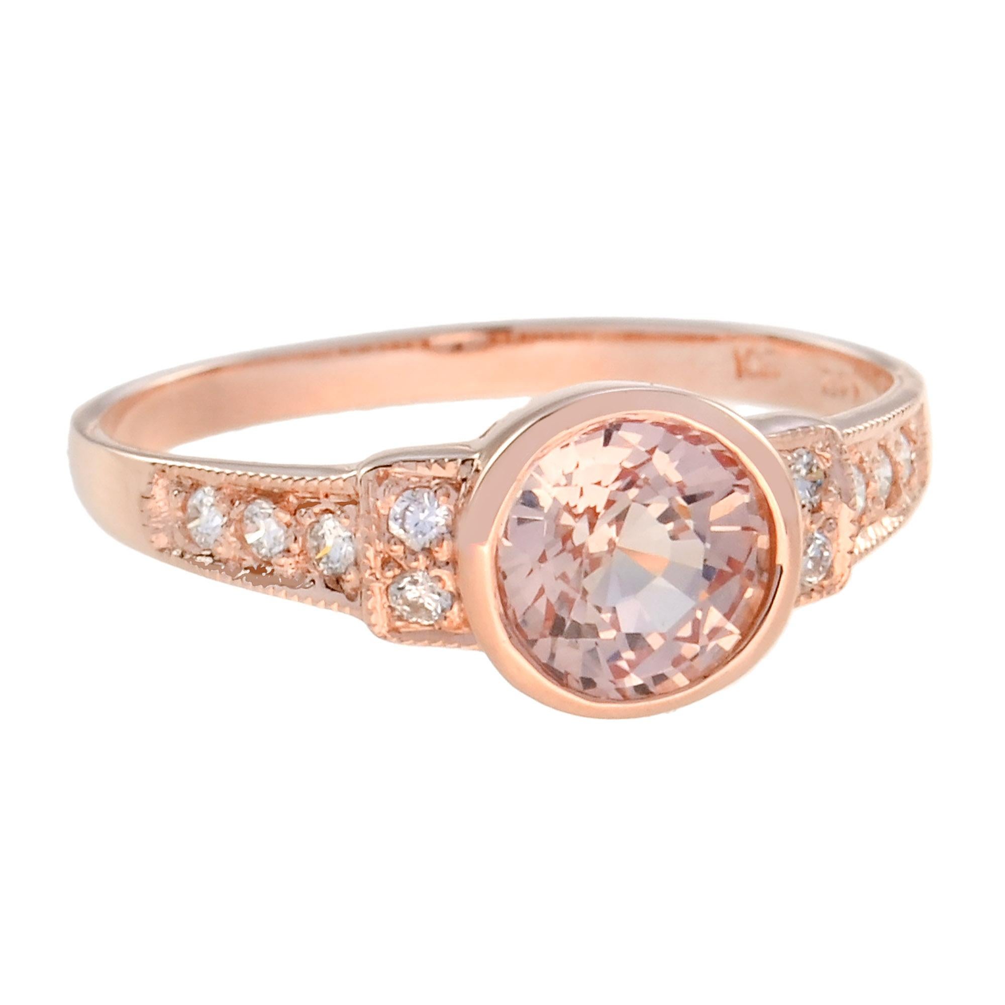 Questo splendido anello di fidanzamento in oro rosa con morganite dal design classico presenta una bellissima gemma di morganite naturale di colore rosa-pesca incastonata in modo sicuro di 0,80 carati, affiancata da 10 brillanti rotondi di colore H,