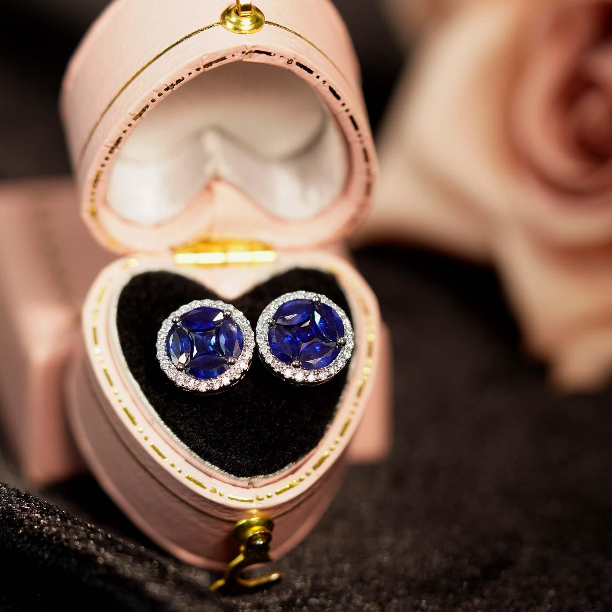 Contemporain Boucles d'oreilles en or blanc 18 carats serties de saphirs bleus et de diamants en vente