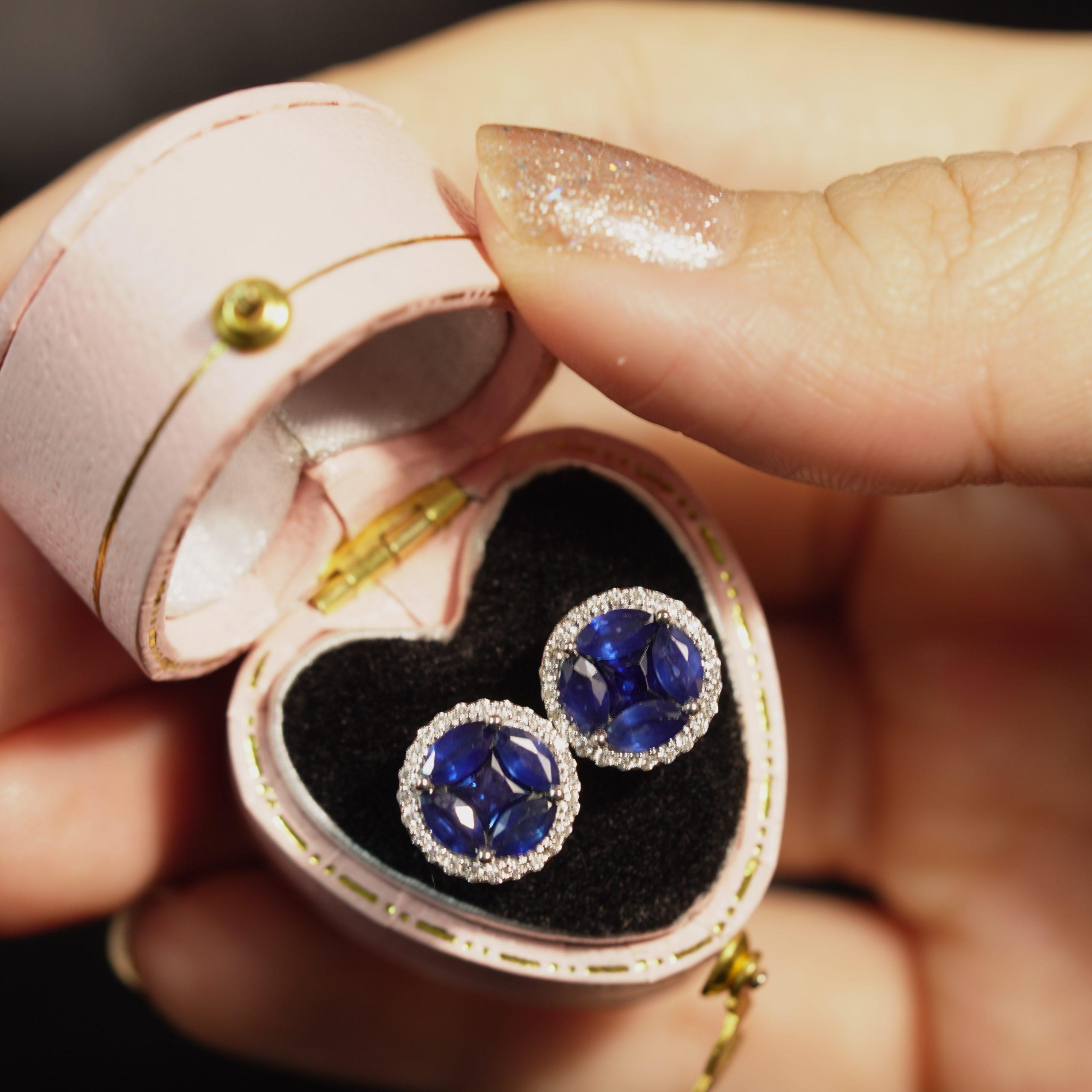 Taille ronde Boucles d'oreilles en or blanc 18 carats serties de saphirs bleus et de diamants en vente