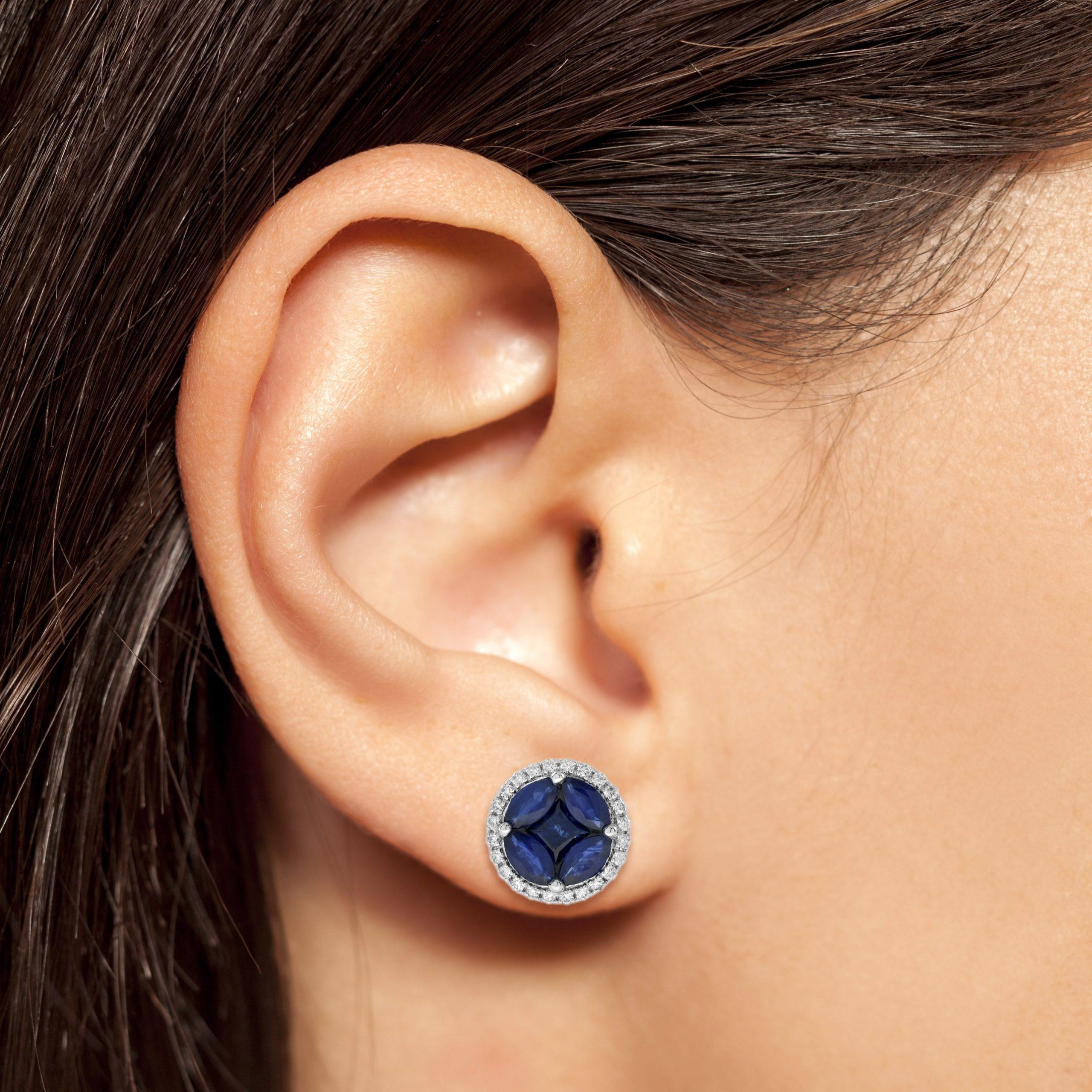 Ces boucles d'oreilles contemporaines accrocheuses présentent une impressionnante monture en or, centrée sur des saphirs bleus multiformes formés d'un cercle de 8 mm de diamètre, accentués par 0,21 carat de diamants blancs ronds de taille brillante.