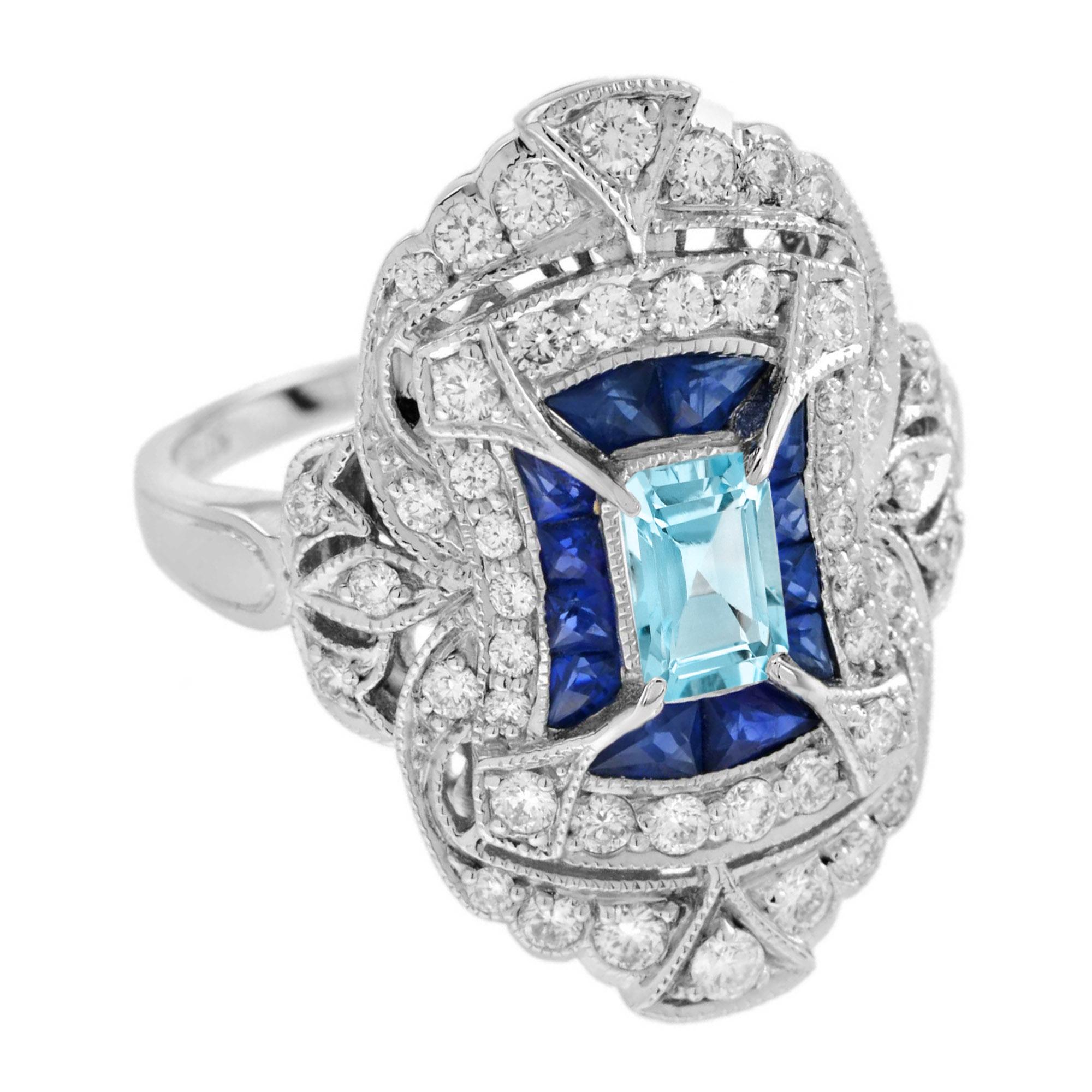 Il s'agit d'une magnifique bague de style édouardien. L'anneau est élégamment géométrique, avec des éléments et des lignes courbes. La bague présente une aigue-marine centrale de taille émeraude entourée de saphirs bleus de taille française et de