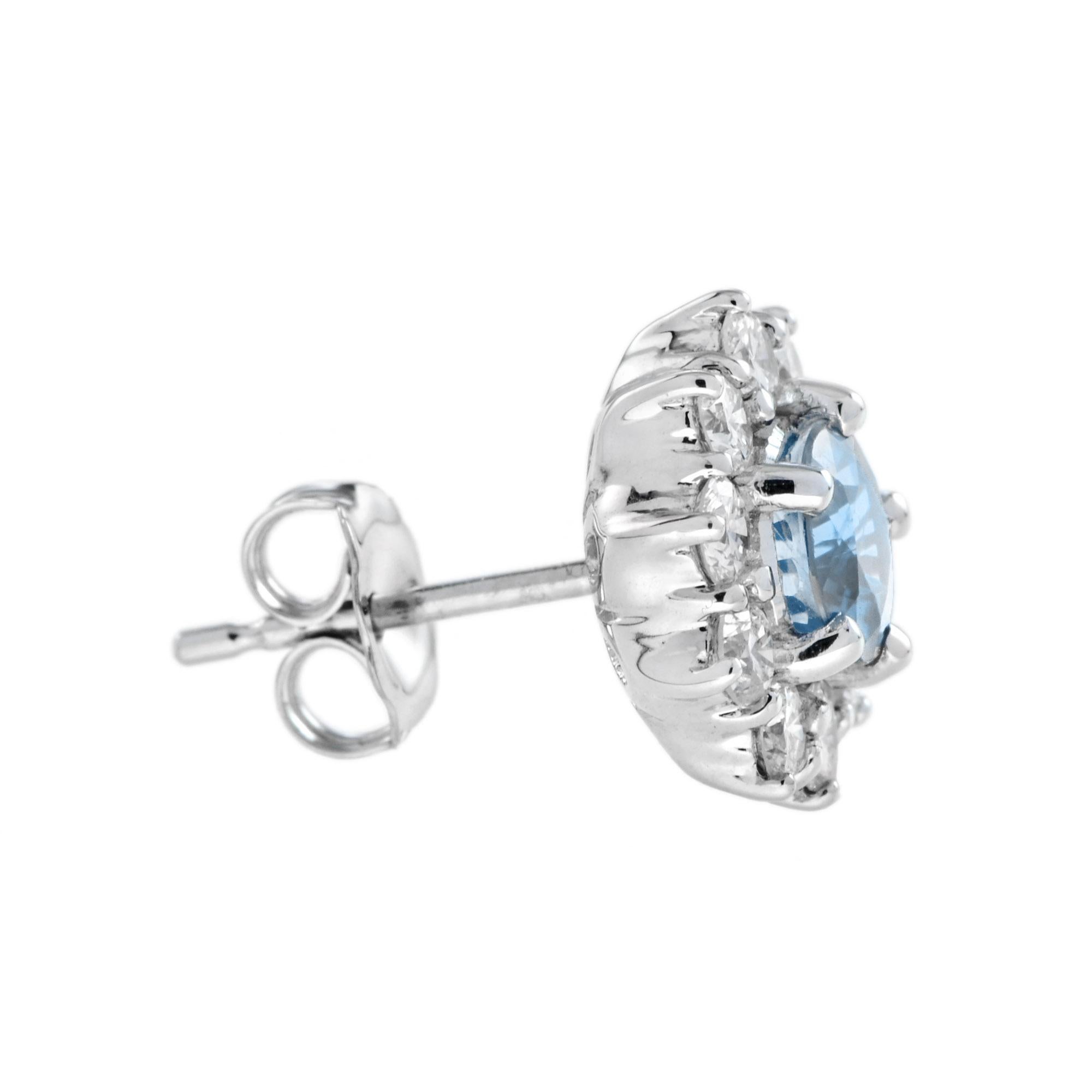 Ces boucles d'oreilles captivantes en aigue-marine et diamant ont été réalisées en or blanc 18 carats de la plus haute qualité. Un superbe poli de surface a été appliqué à la surface des boucles d'oreilles pour faire ressortir la teinte brillante de