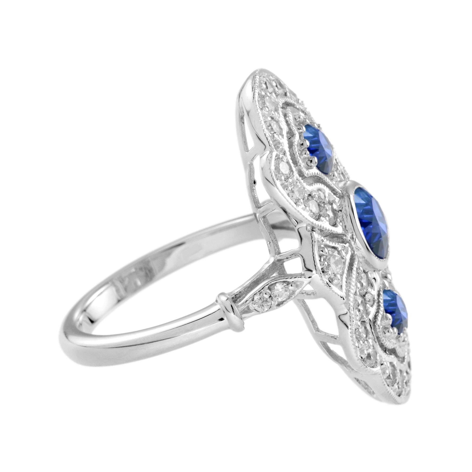 Art Déco Anello con tre pietre in stile edoardiano con diamante e zaffiro blu rotondo in oro bianco 14K in vendita