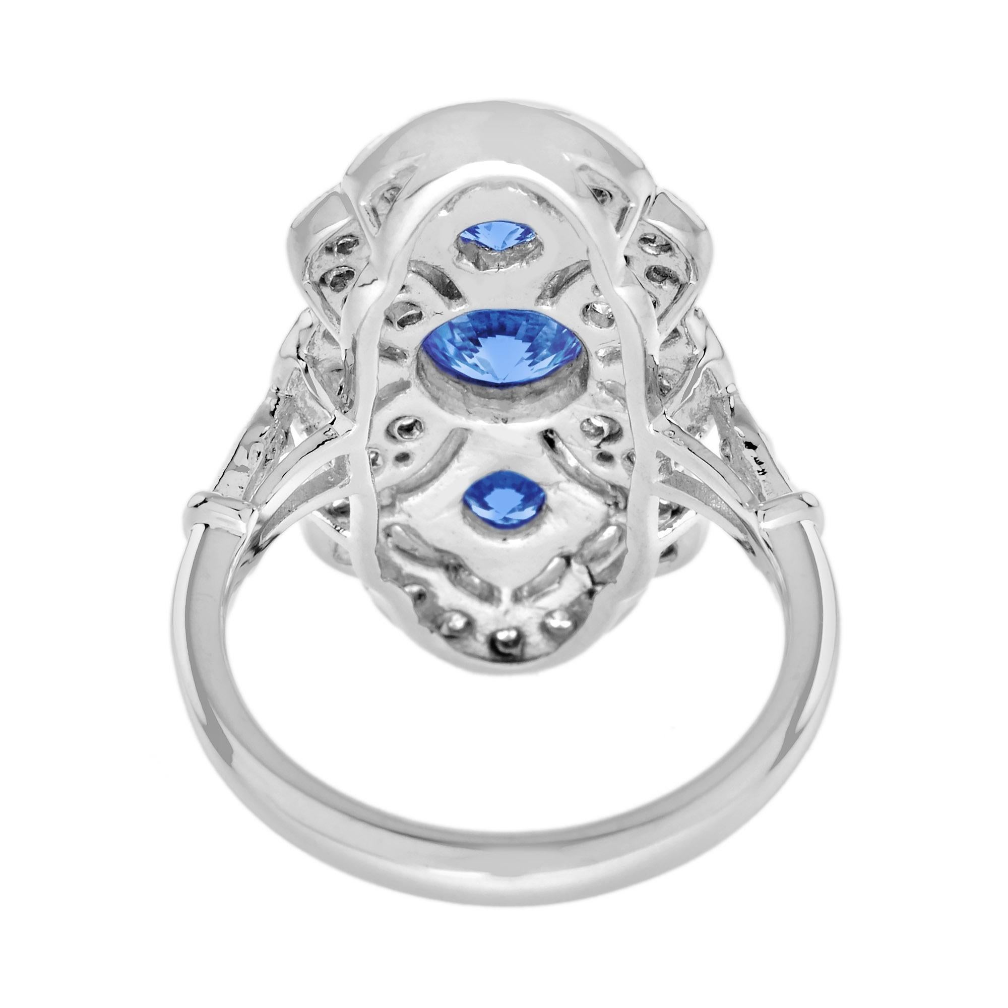 Taglio rotondo Anello con tre pietre in stile edoardiano con diamante e zaffiro blu rotondo in oro bianco 14K in vendita