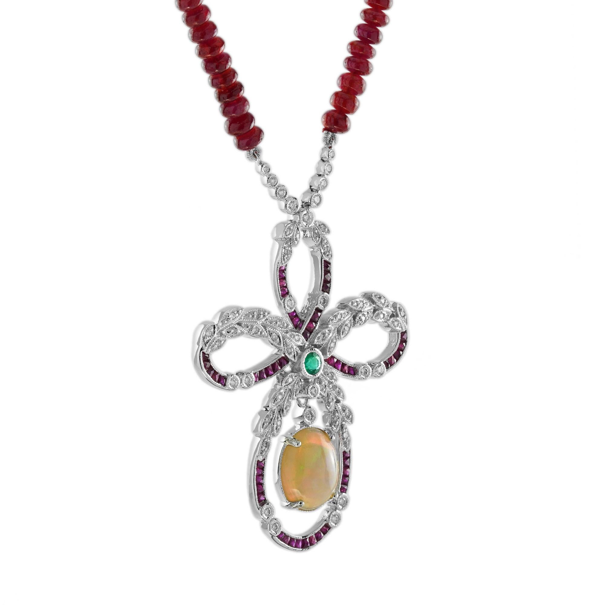 Un'antica e maestosa collana con ciondolo dal design edoardiano, decorata con opale, smeraldo, diamanti e rubini. L'opale etiope centrale sfaccettato e pendente di forma ovale pesa 3,24 carati e misura 12 x 10 mm. La pietra centrale è impreziosita