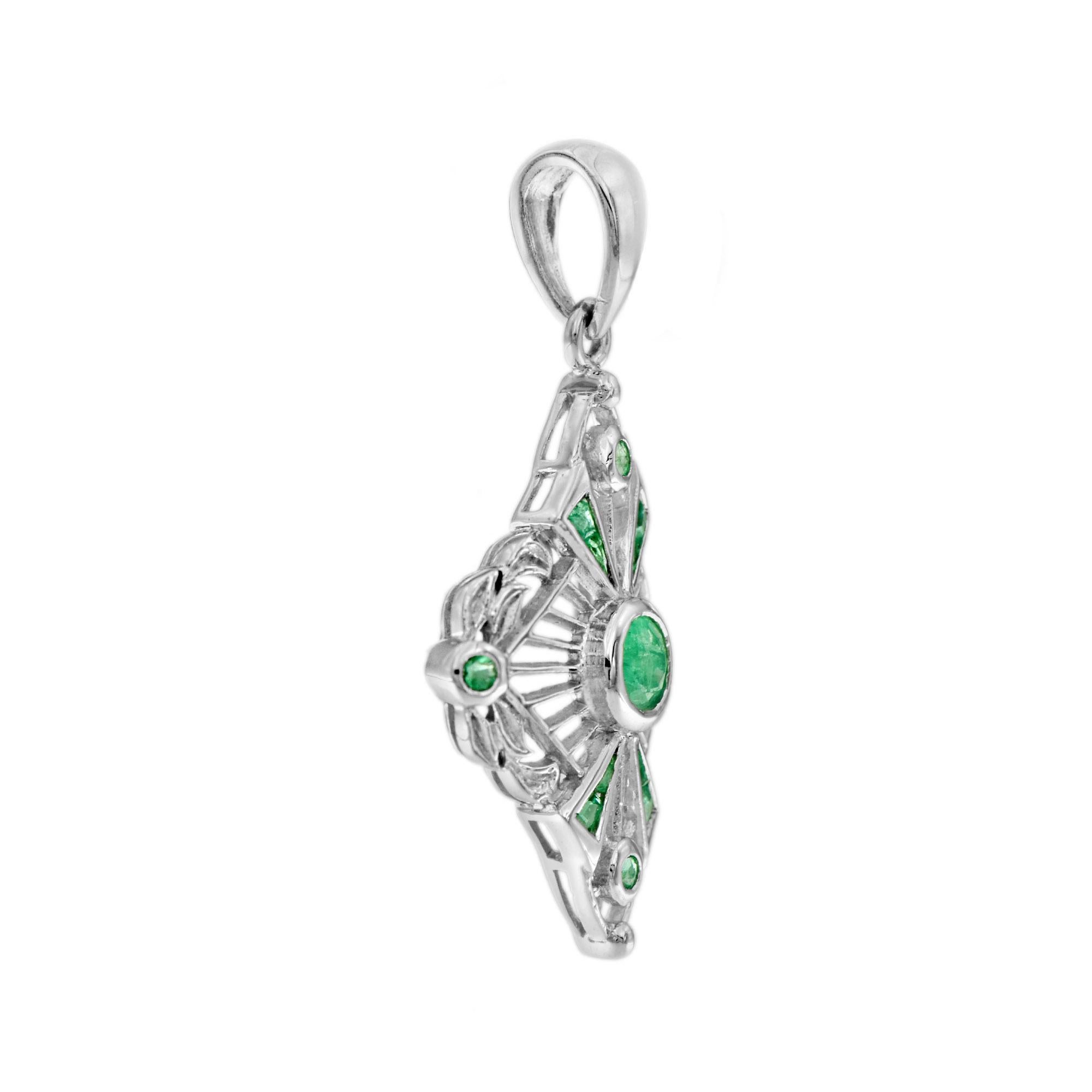 Questo ciondolo con smeraldo in filigrana in oro bianco massiccio è caratterizzato da una filigrana Art Deco finemente dettagliata e traforata. Il centro di questo grazioso ciondolo è evidenziato da un piccolo smeraldo verde rotondo. Decorato con
