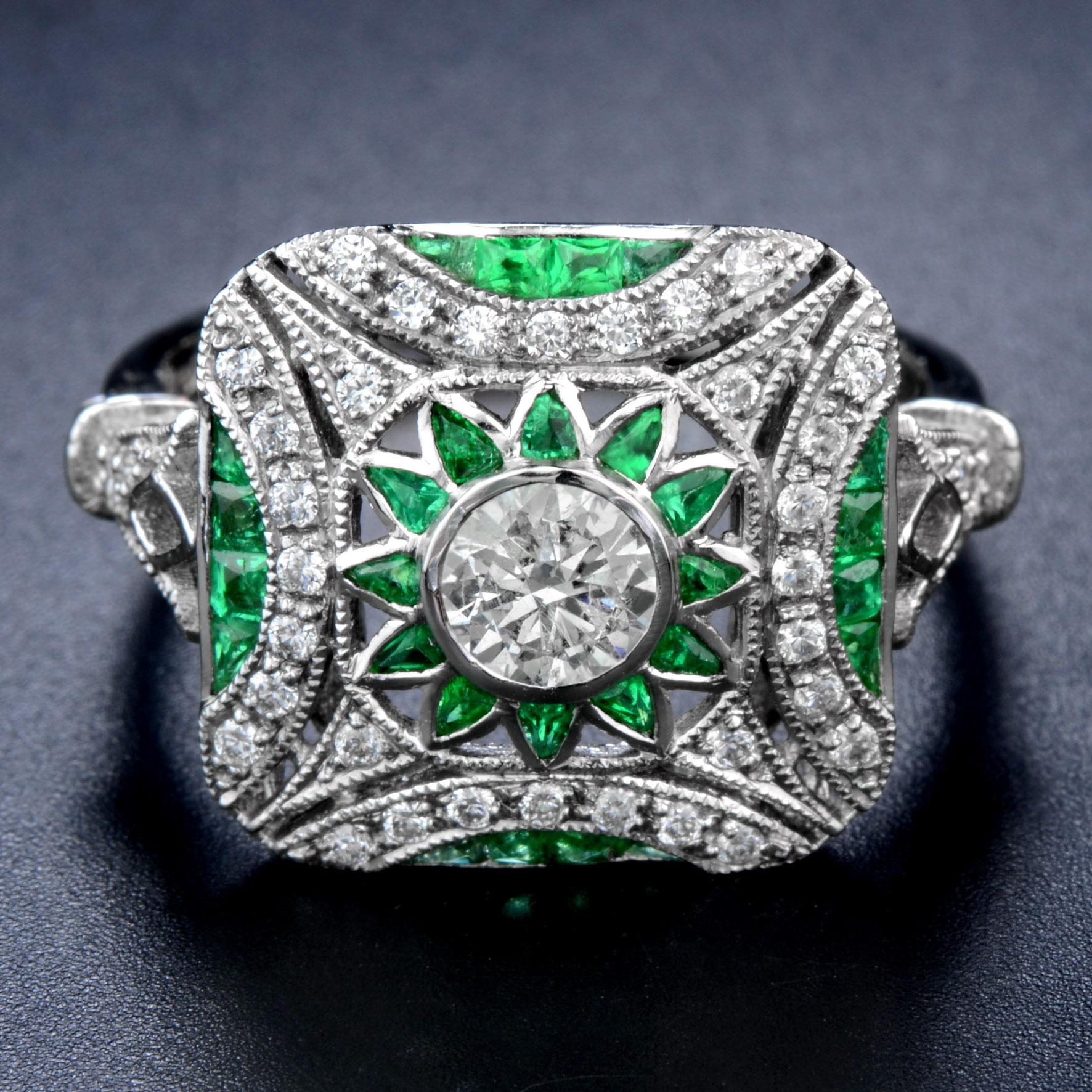 Questo anello in stile vintage ha al centro un diamante a taglio rotondo del peso di circa 0,50 carati incastonato in un castone. La pietra centrale è accentuata da un'aureola floreale di smeraldo verde vivo e diamanti bianchi rotondi. Un bordo di