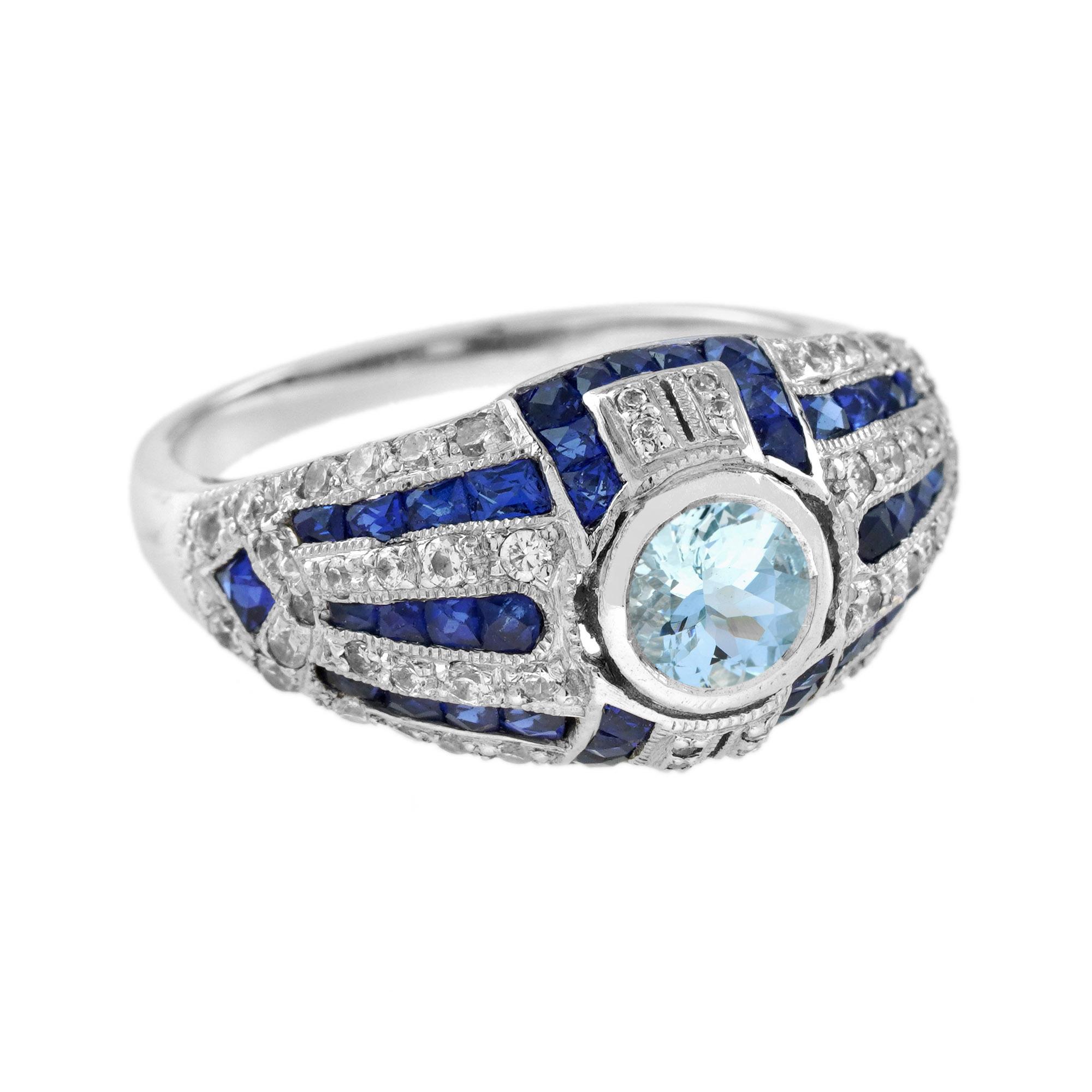 Une magnifique aigue-marine de taille ronde, brillante et lumineuse, brille à l'intérieur d'un chaton embelli par des rangées horizontales de diamants blancs brillants, accentuées par de fines bandes de saphirs bleu royal de taille française dans ce