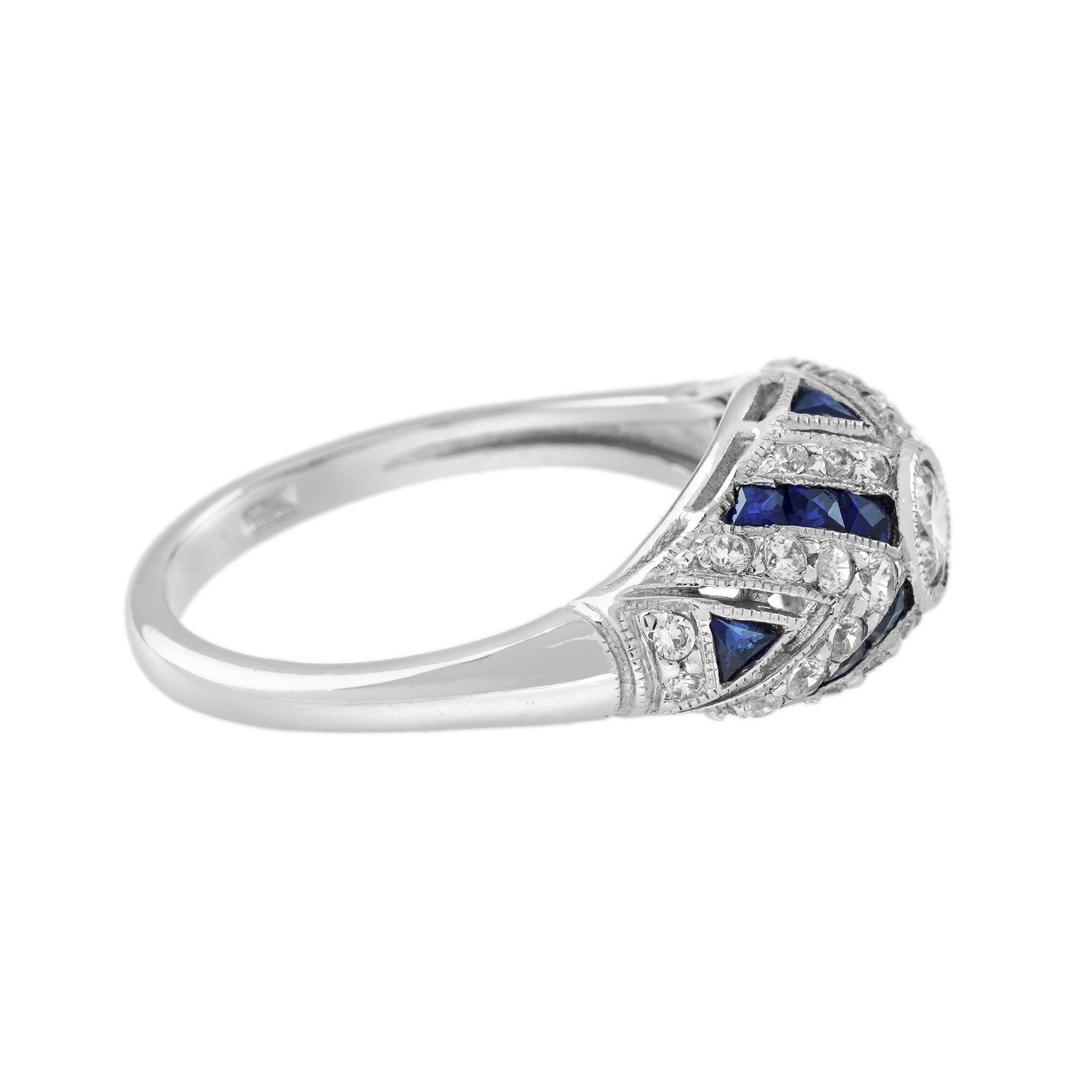 Uno squisito e brillante diamante taglio rotondo, del peso di 0,2 carati, brilla all'interno di un castone impreziosito da file geometriche di brillanti bianchi e sottili strisce di zaffiri blu reale taglio francese in questo abbraccio alle dita,