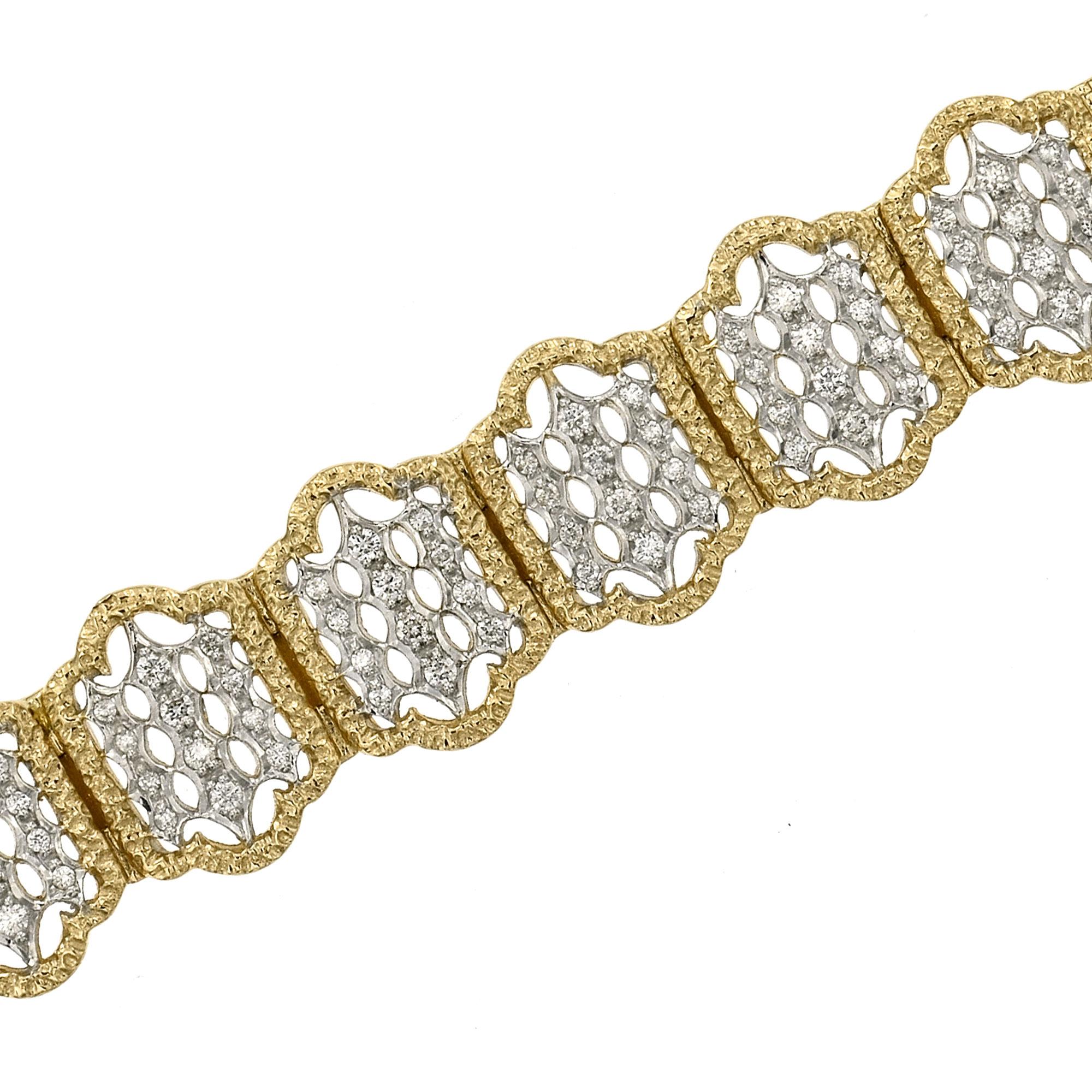 Ce magnifique bracelet à motif géométrique est magnifiquement fini en or blanc et en or jaune. L'ensemble du cadre du bracelet est fini en riche or jaune 14K, qui juxtapose magnifiquement l'or blanc brillant à l'intérieur du cadre. Une remarquable