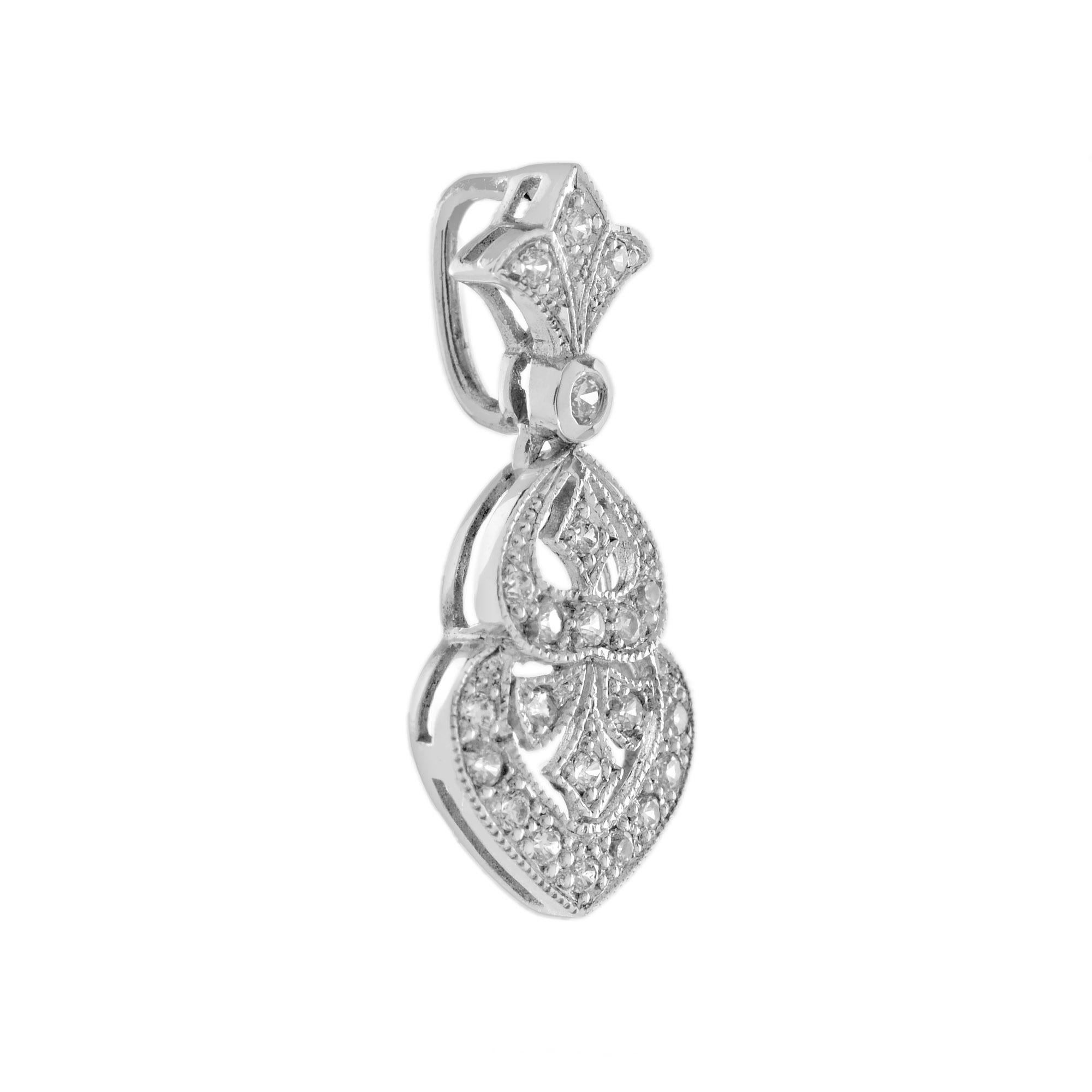 Ciondolo con diamante a goccia antico, con raffinati dettagli di ispirazione vintage, glamour radioso e sofisticato. Brillanti diamanti rotondi per un peso totale di 0,12 carati (circa) sono incastonati in una montatura in oro bianco 14k. Questi