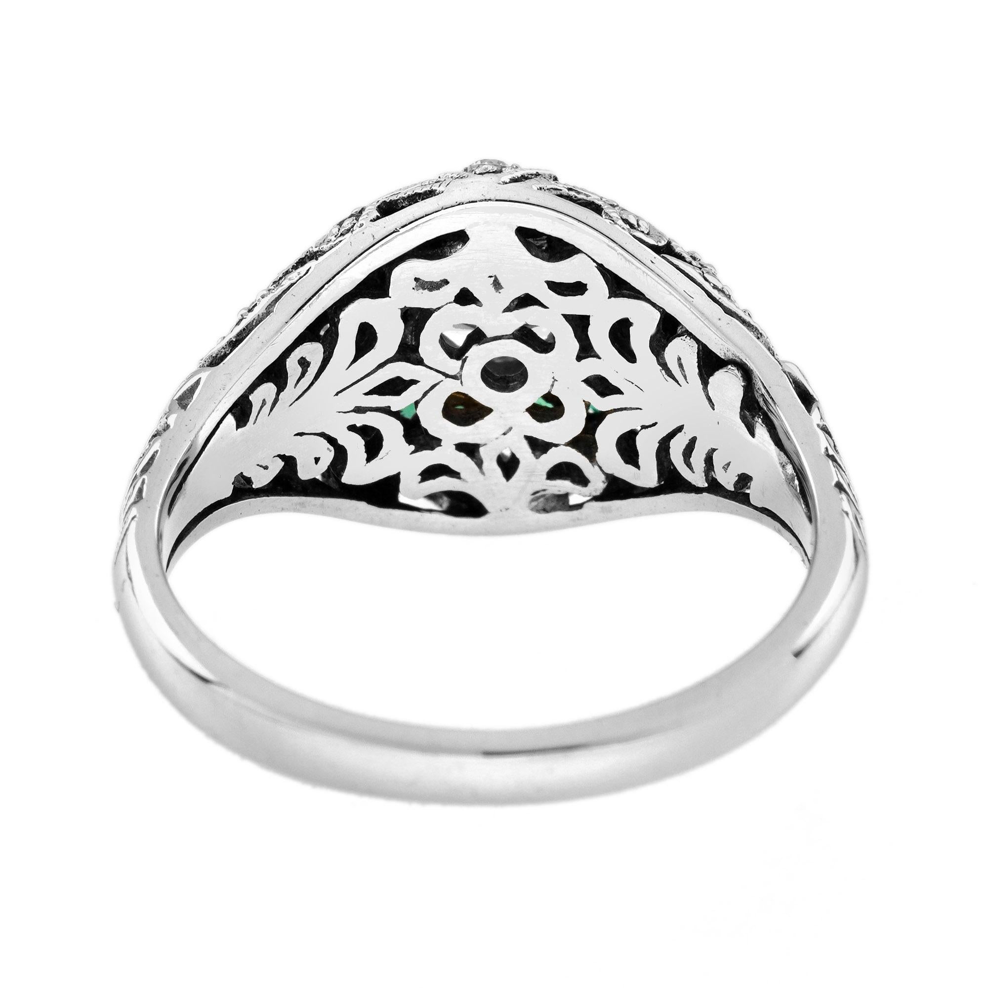 Taglio rotondo Anello con diamante rotondo e smeraldo in stile edoardiano con incisione floreale in oro bianco 14 carati in vendita