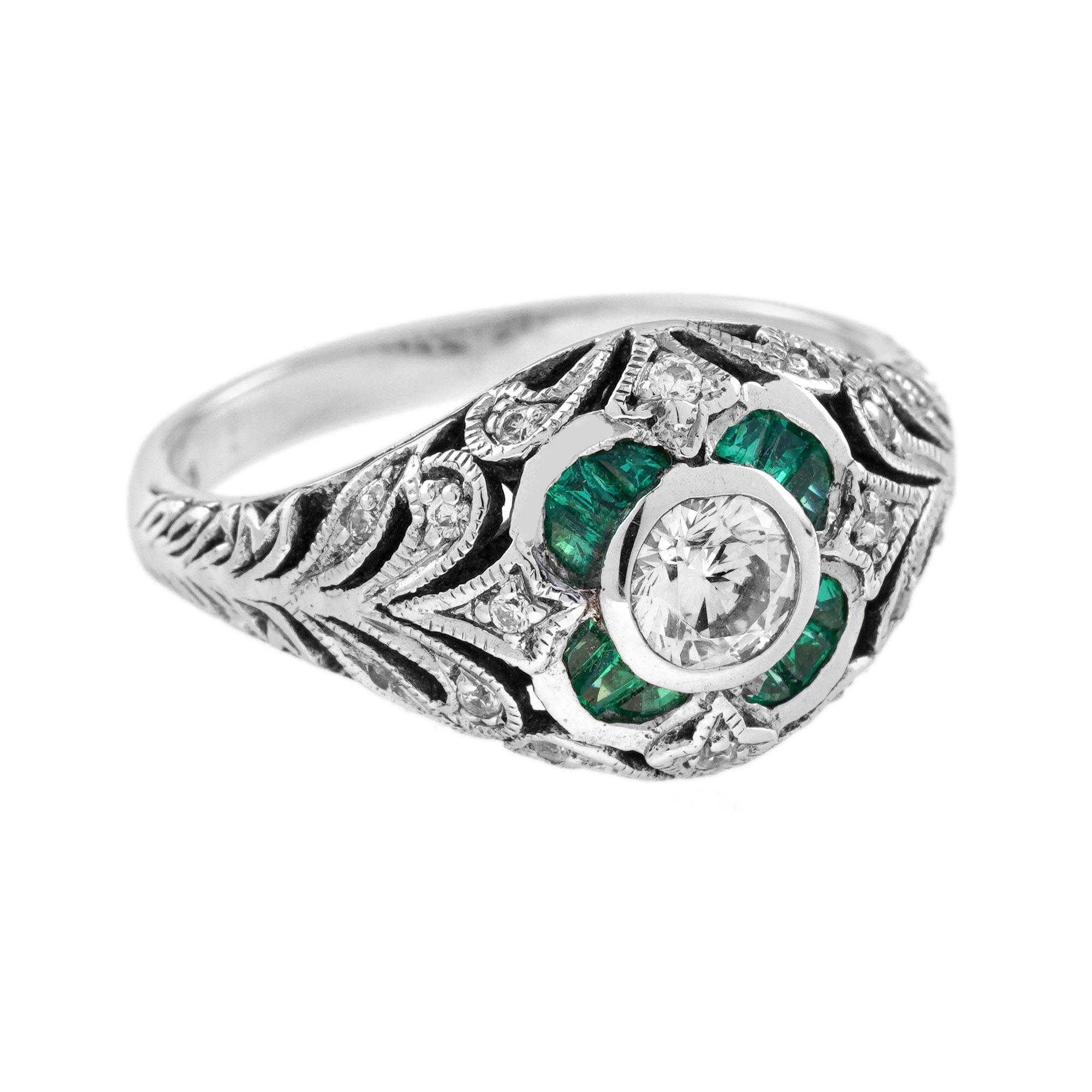 Questo anello di fidanzamento con diamanti e smeraldi è incastonato con diamanti rotondi taglio brillante da 0,35 carati. Il diamante centrale è incastonato e circondato da smeraldi taglio francese a formare un fiore. L'anello di ispirazione