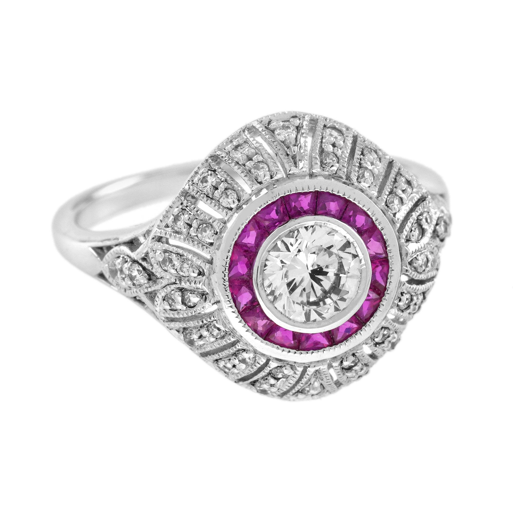 Questo anello con diamanti e rubini in stile Art Déco è assolutamente divino. È realizzato in oro bianco 18 carati e ha al centro un diamante rotondo taglio brillante da 0,50 carati circondato da un rubino taglio francese. L'alone esterno ha un