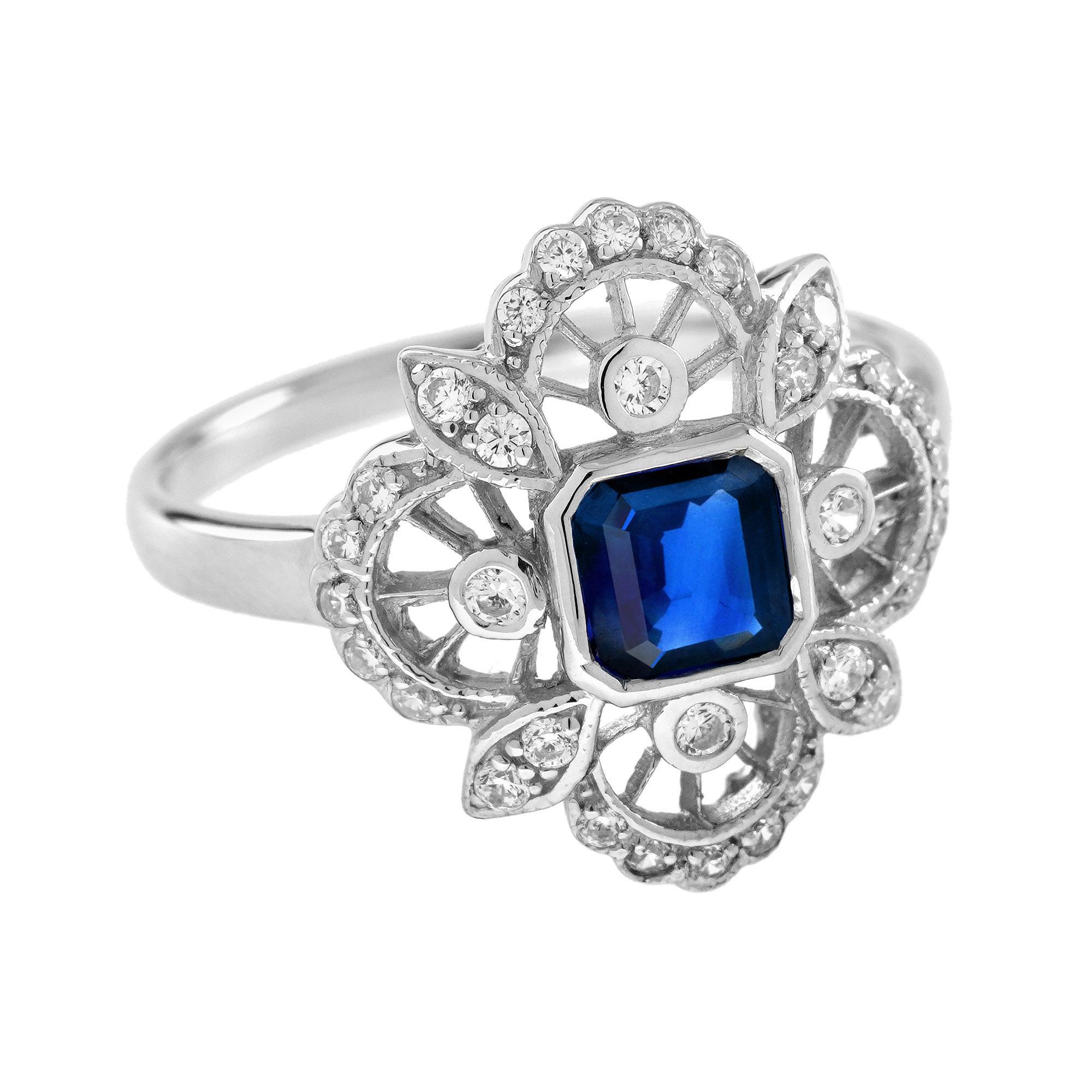 Questo splendido anello con lavorazione a giorno ha al centro uno zaffiro blu a forma di ottagono da 1 carato, incastonato in un castone a forma di toro. Il centro è impreziosito da 32 diamanti rotondi. Si trova in basso sul dito ed è ben rifinito.