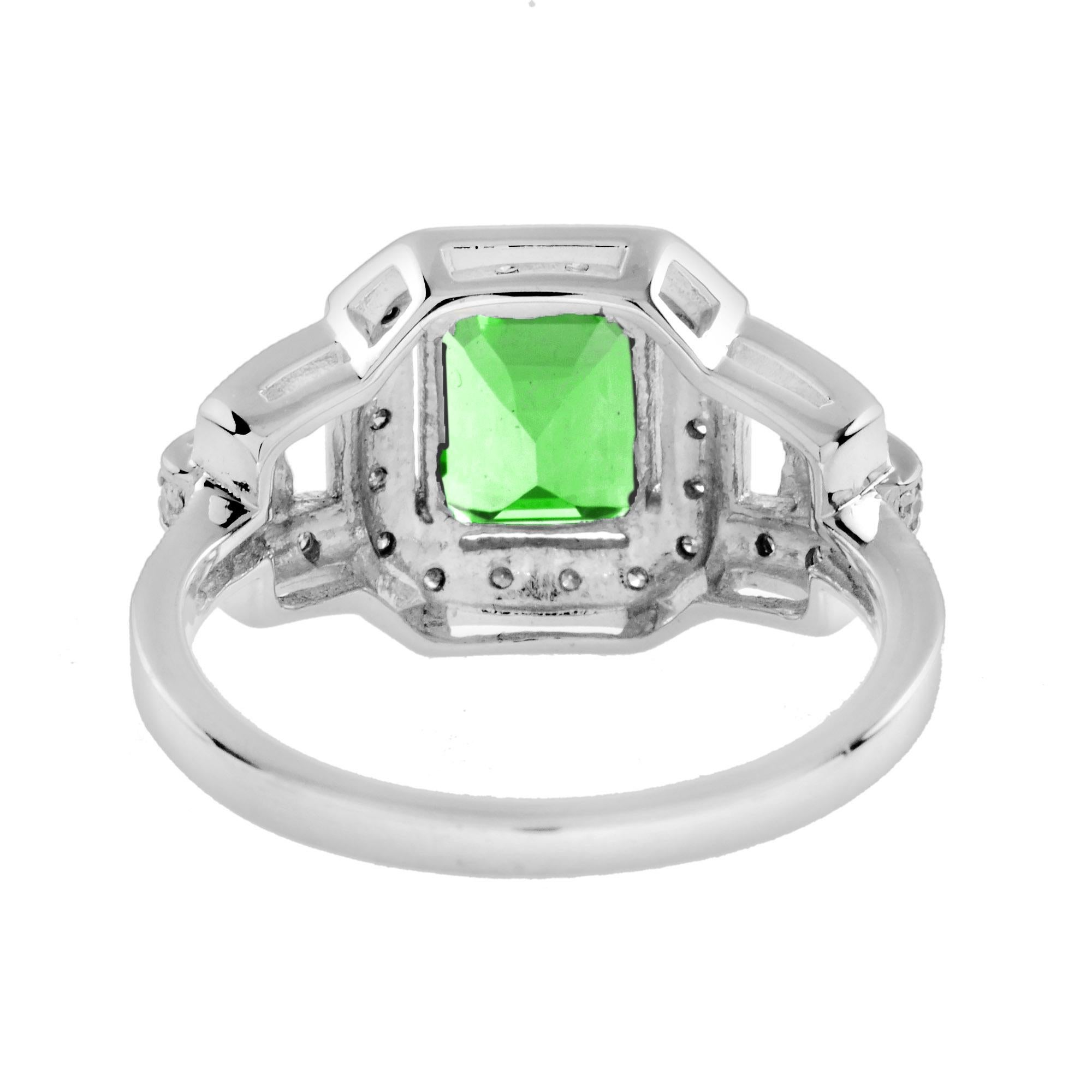 Taglio smeraldo Anello a forma di radiante con tsavorite verde e diamante in stile Art Deco con alone in oro bianco 18 carati in vendita