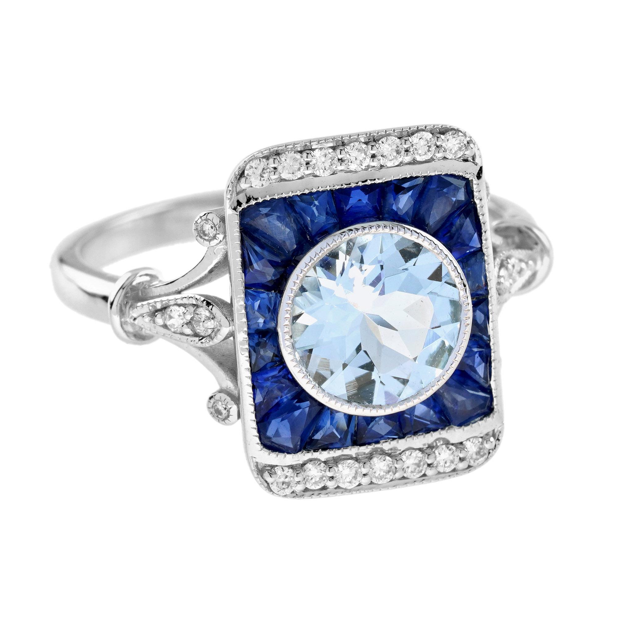 Une bague en or de style Art déco absolument époustouflante, composée d'aigue-marine, de saphir bleu et de diamant. Les saphirs bleus de taille baguette sont sertis en canal et entourent l'aigue-marine centrale comme un bassin d'eau dans une