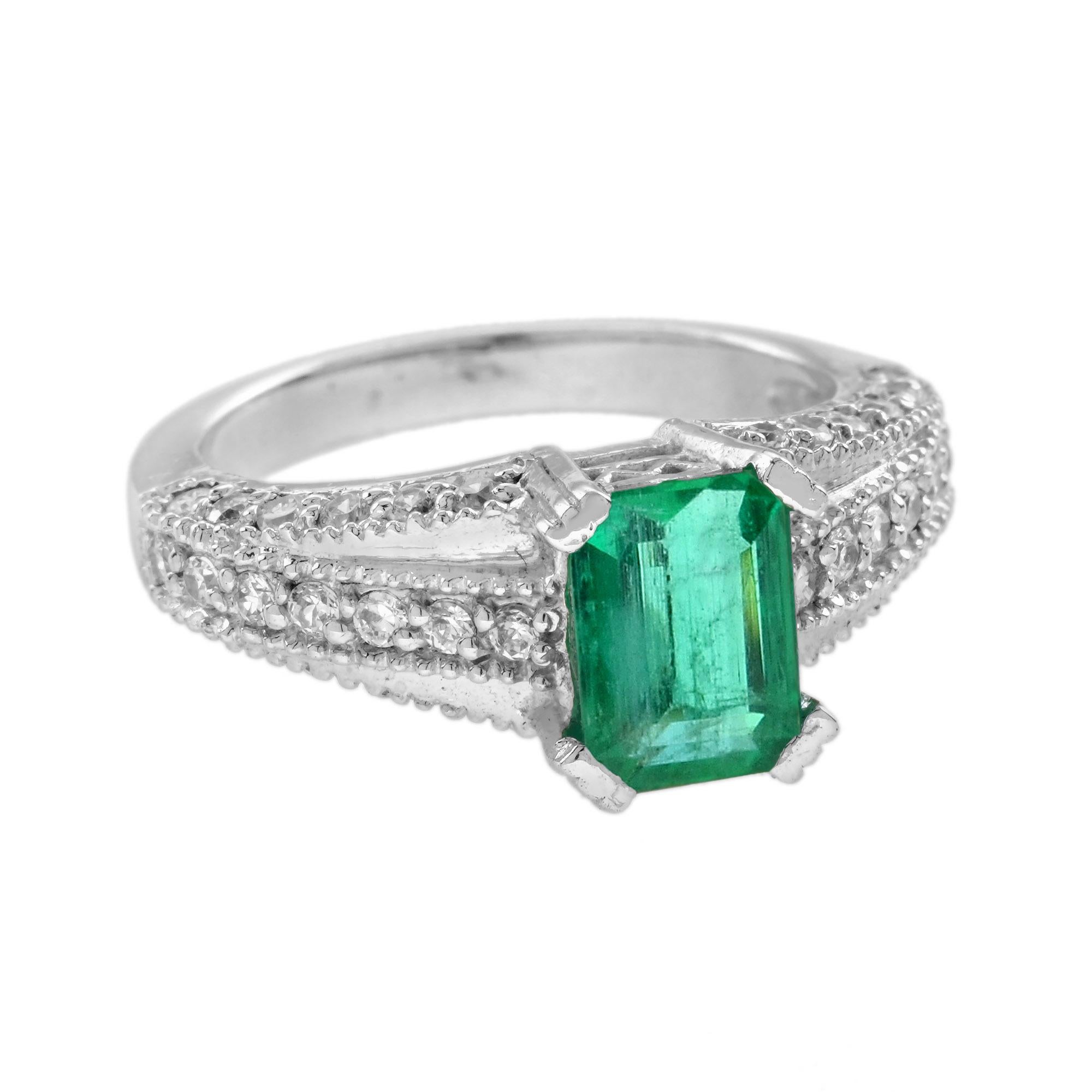 Ein schöner Smaragd- und Diamantring im Art-Déco-Stil. Der Smaragd hat eine schöne leuchtend grüne Farbe, misst 7 x 5 mm und ist im Smaragdschliff mit einer guten Gesamtfarbe und Reinheit. Der Smaragd wiegt 1 Karat und ist mit vier Zacken mit