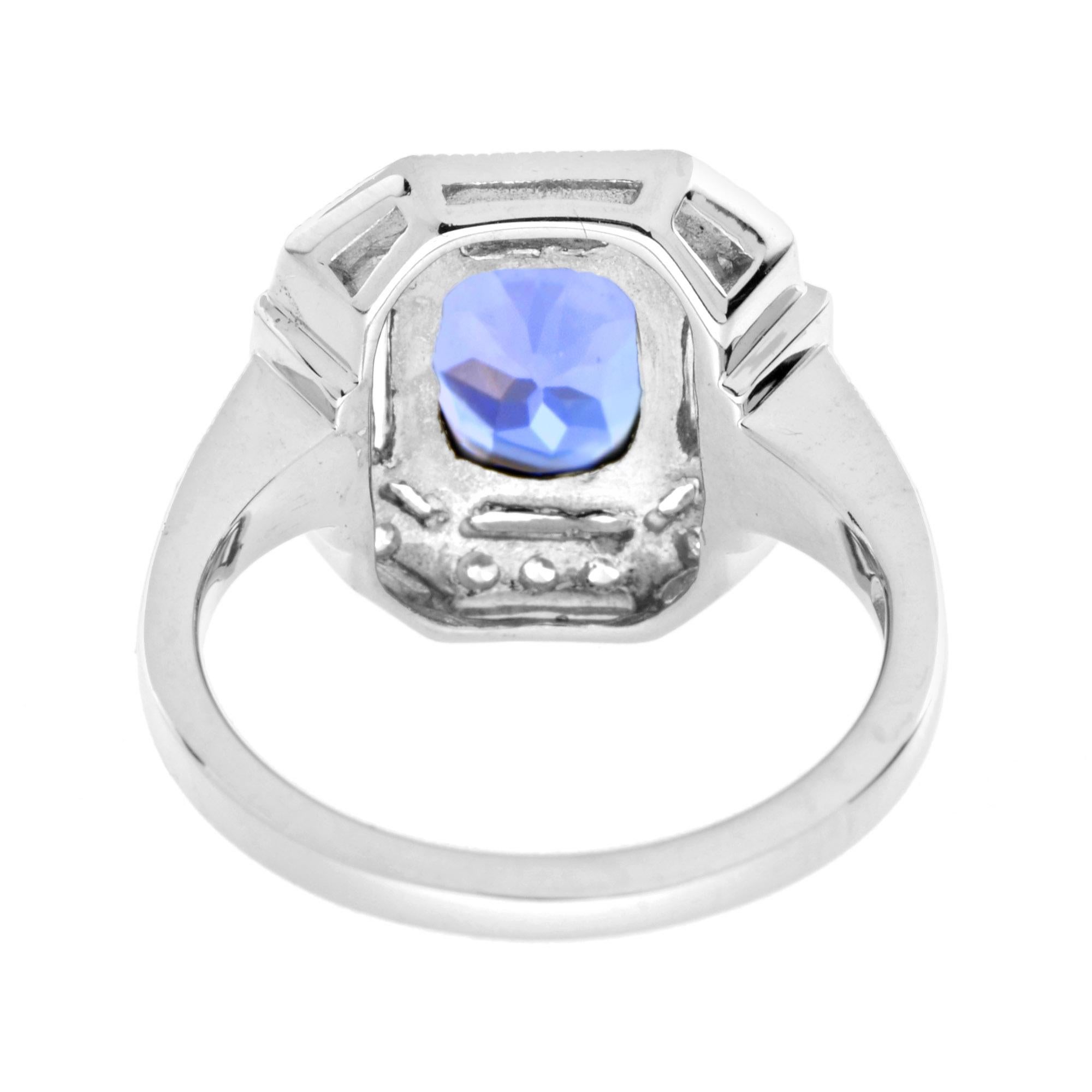 Questo anello con tanzanite e diamanti di ispirazione vintage presenta una tanzanite ovale di 3,50 carati circondata da un'aureola di diamanti ottagonali. Gli elementi geometrici aggiungono un tocco di Art Deco a questo design classico. Oro bianco