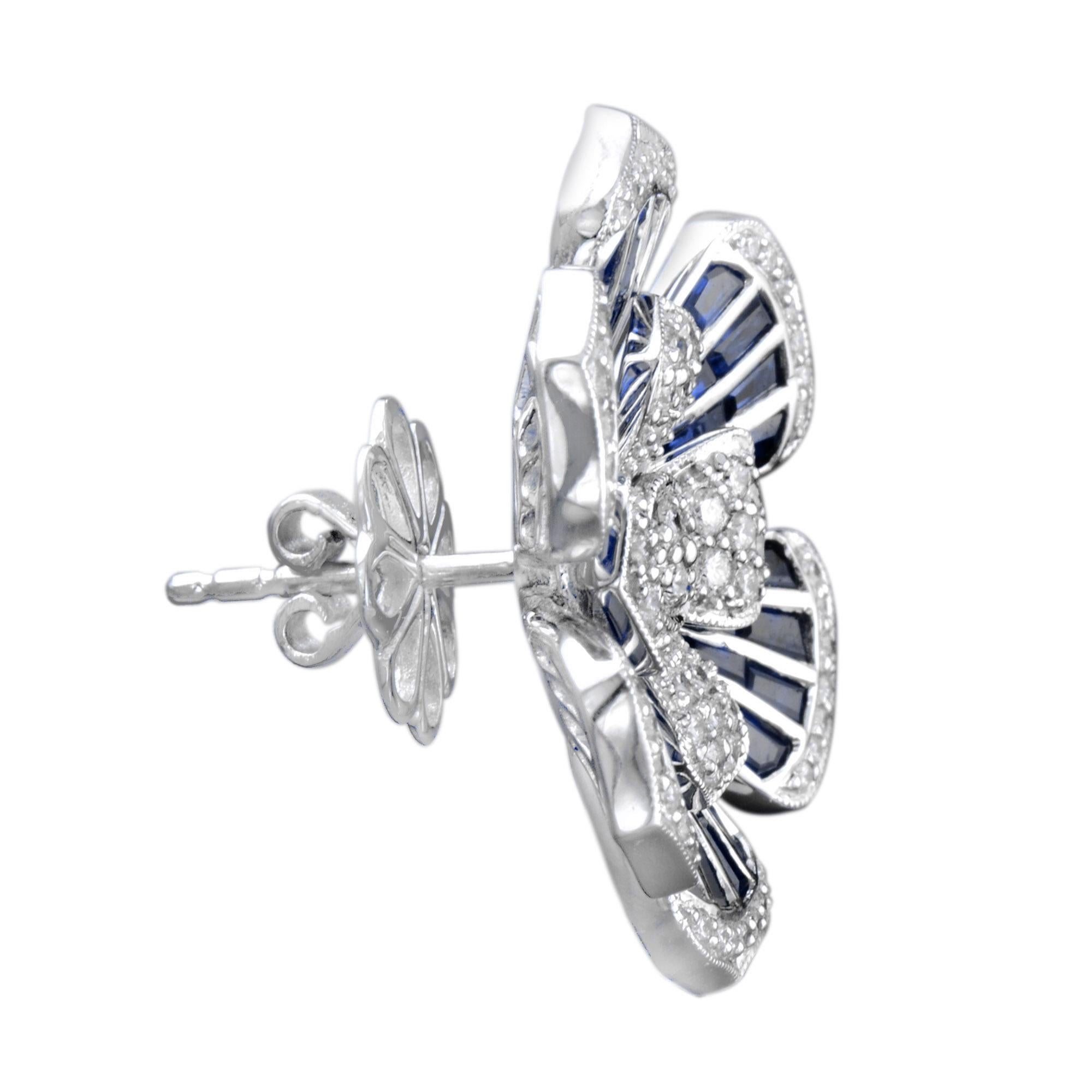 Brilla con questi splendidi orecchini di diamanti e zaffiri. Gli orecchini presentano 146 diamanti taglio rotondo e 96 zaffiri blu taglio francese. Questi magnifici e intramontabili orecchini aggiungono un tocco di grazia ed eleganza a qualsiasi