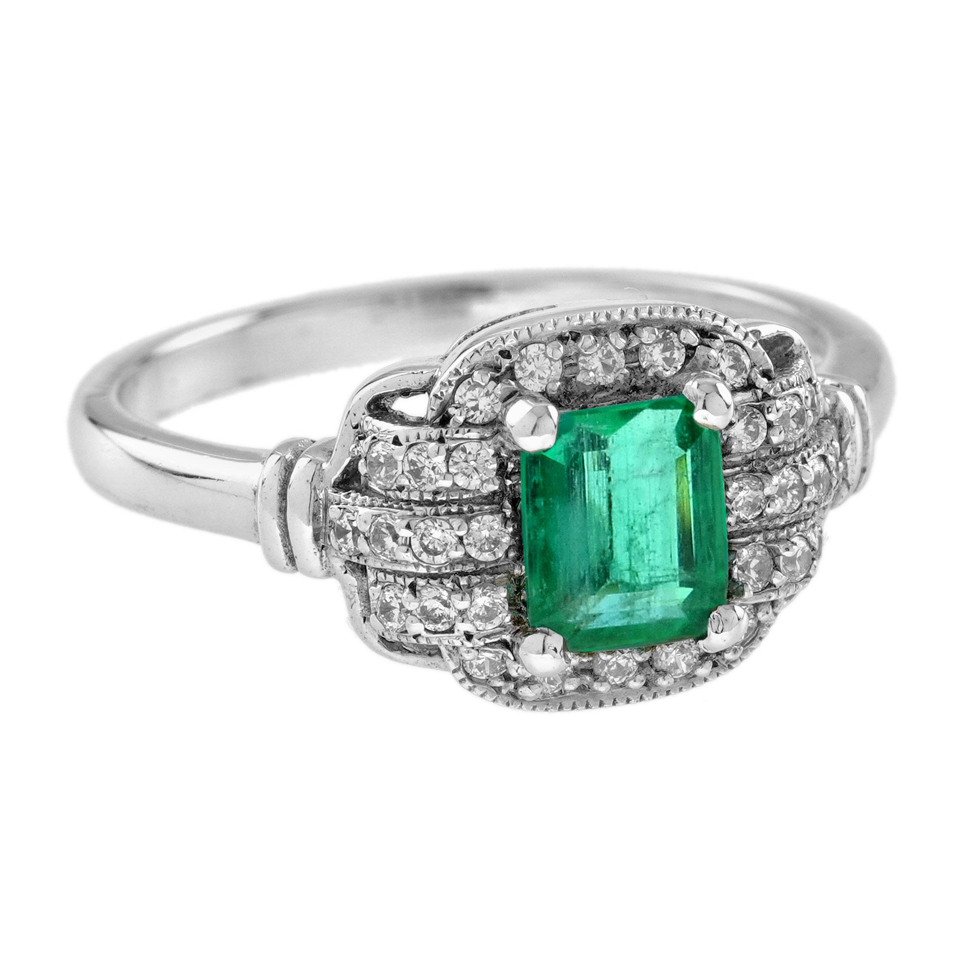 Questo magnifico anello con smeraldo e diamante d'ispirazione Art Deco presenta uno smeraldo di circa 1,65 carati al centro, circondato da diamanti di taglio rotondo. Ci sono circa 0,20 carati di diamanti su tutto il pezzo, di colore H e purezza SI.