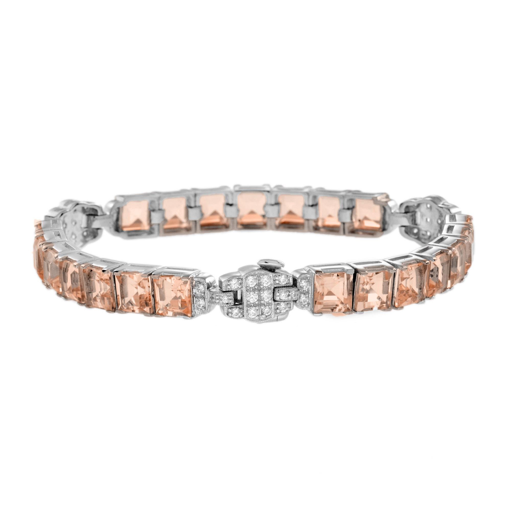 Goditi la tonalità pesca della morganite su questo bracciale in oro bianco con diamanti scintillanti. Un totale di ventuno morganiti di forma quadrata e cinquantaquattro diamanti di taglio rotondo sono incastonati in questo splendido bracciale. Oro