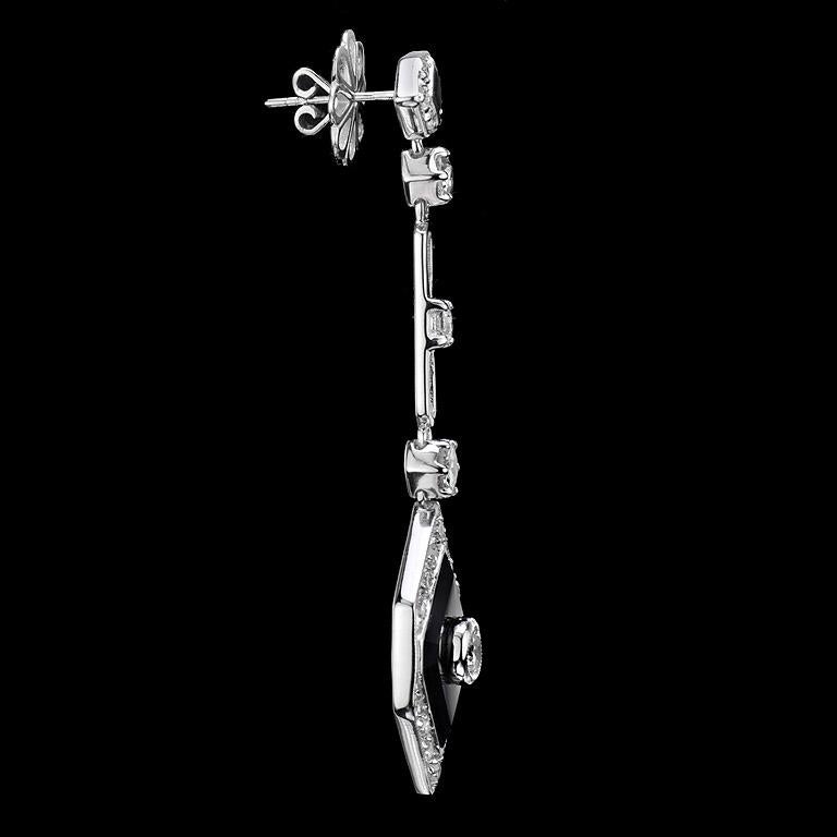 Taille ronde Boucles d'oreilles pendantes en or blanc 14K avec diamants et onyx en forme de losange, style Art Déco en vente