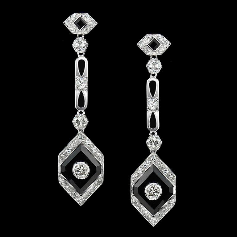 Boucles d'oreilles pendantes en diamant et onyx à couper le souffle, qui sont un exemple stupéfiant de bijoux de style Art déco. Superbes boucles d'oreilles géométriques serties d'un diamant rond scintillant et d'une section d'onyx noir profond