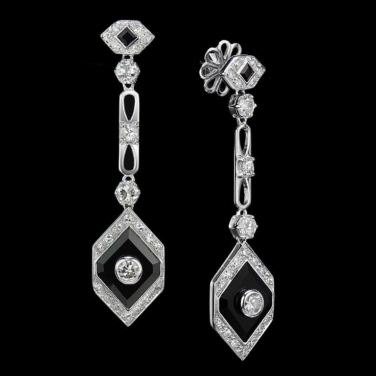 Art déco Boucles d'oreilles pendantes en or blanc 14K avec diamants et onyx en forme de losange, style Art Déco en vente