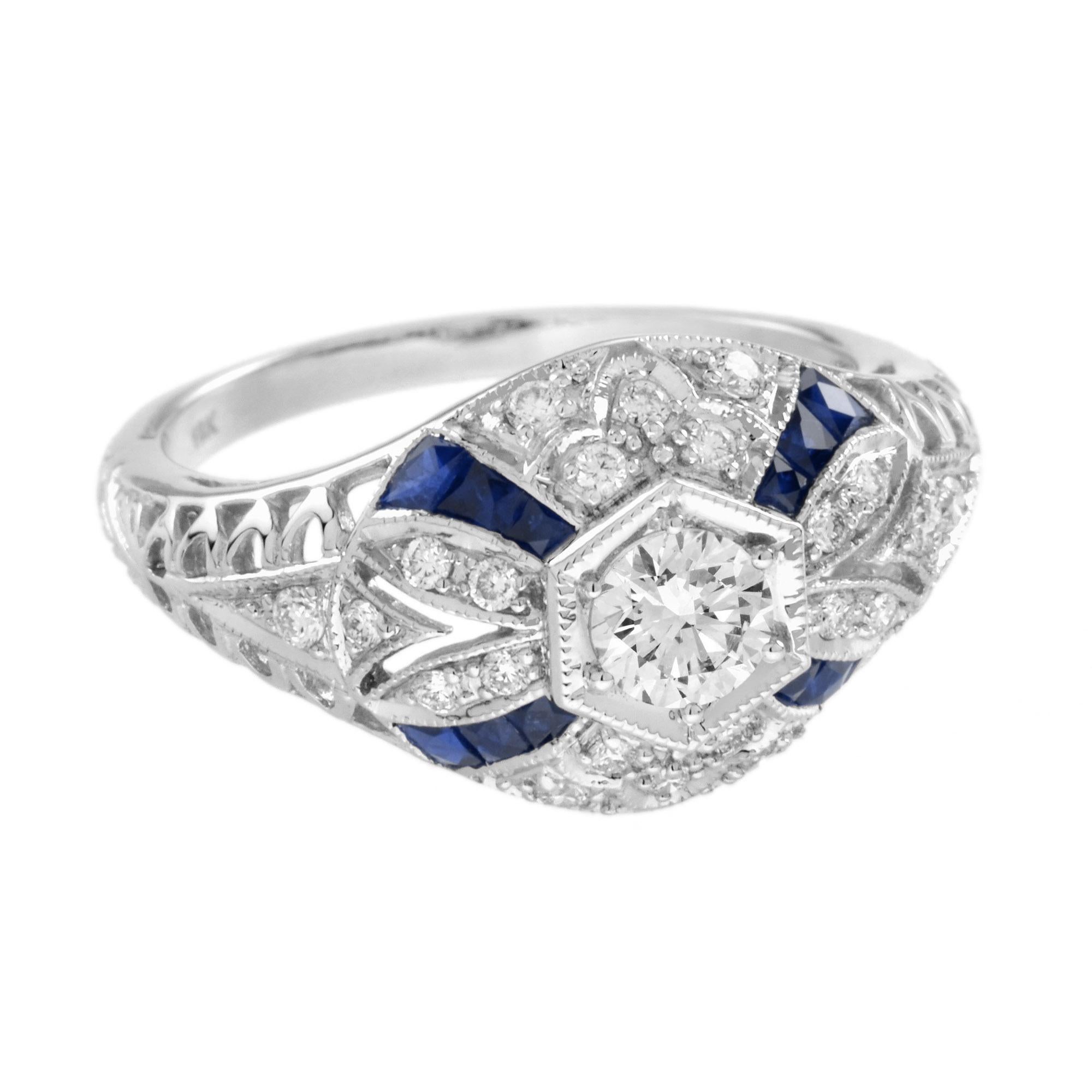 Un magnifique diamant rond, brillant et éclatant, brille à l'intérieur d'un chaton de forme hexagonale agrémenté de fines bandes de saphirs bleu royal de taille française et de diamants dans ce bijou de doigt, fabriqué à la main par des experts.Une
