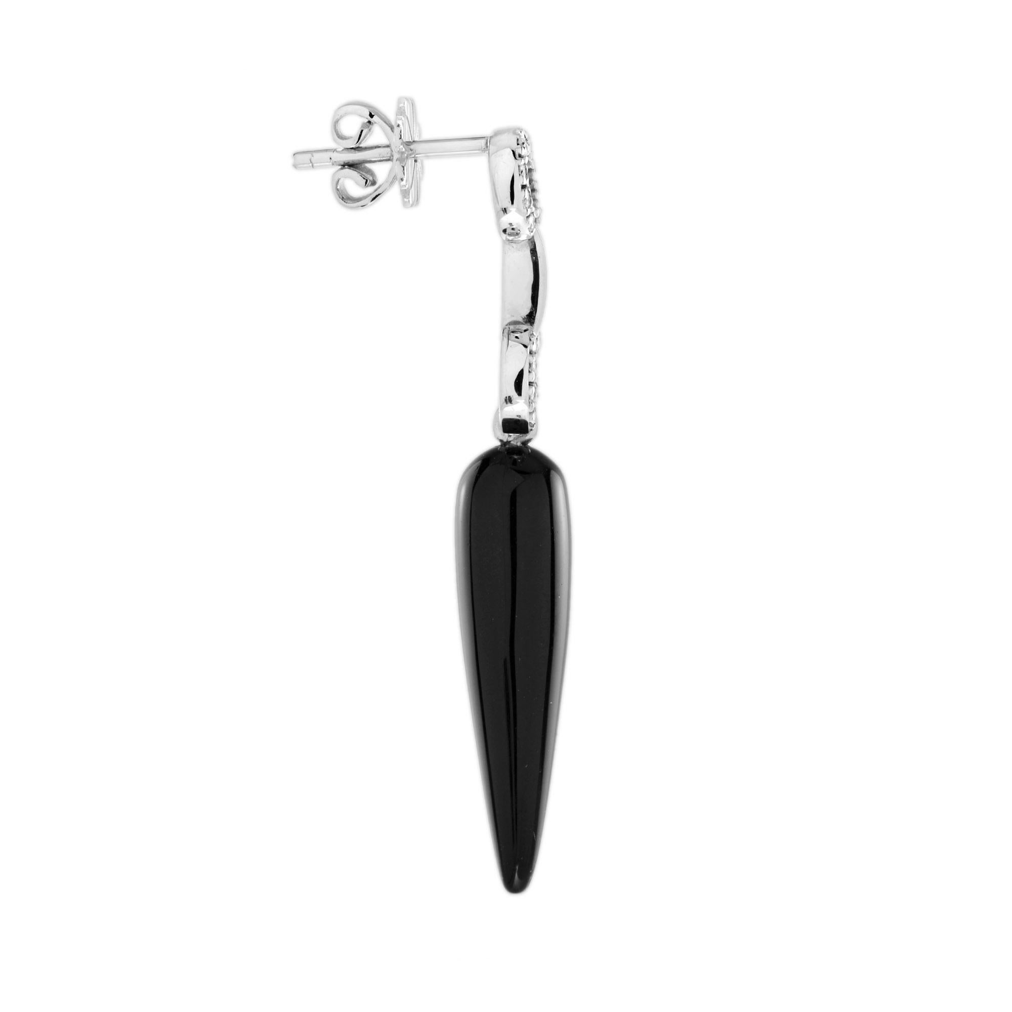 Questo bellissimo paio di orecchini a goccia unici nel loro genere è davvero un pezzo che si fa notare. Misurano circa 41 mm. di lunghezza e sono fissati con un perno e un raccordo a farfalla. Questi orecchini presentano due pezzi di onice nera a