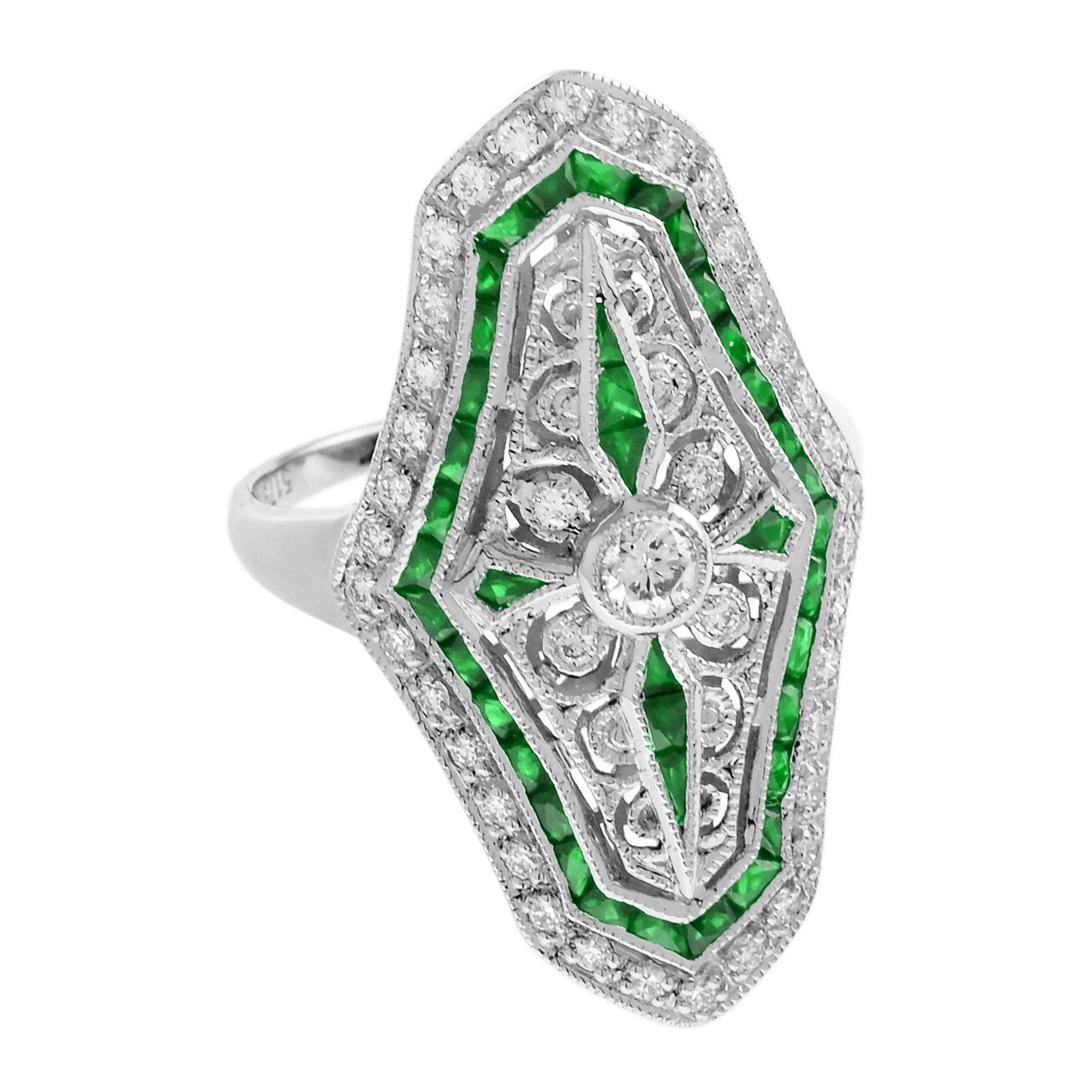 Le design élaboré de cette bague inspirée de l'ère Art déco est une œuvre d'art magistrale. Un diamant central serti en chaton est entouré de diamants ronds étincelants et d'émeraudes serties dans un ensemble de formes géométriques. Ce bijou exquis