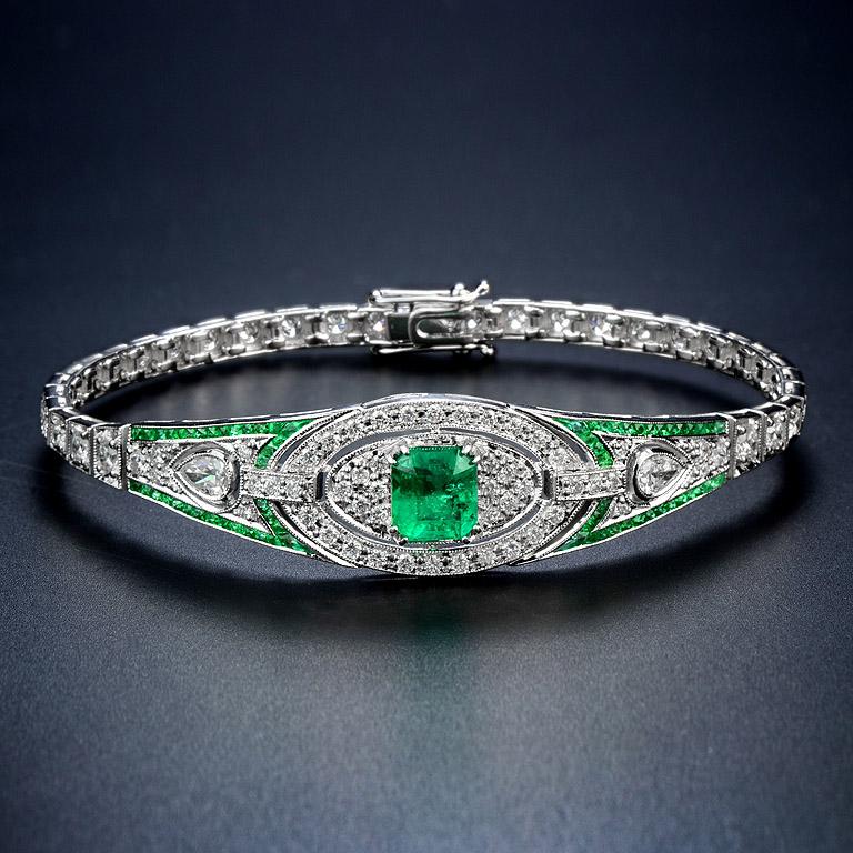 Questo luminoso e lussuoso gioiello in stile Art Déco presenta uno smeraldo centrale di circa 2,16 carati, incorniciato da diamanti rotondi scintillanti di circa 2,16 carati e smeraldi verdi taglio francese. Un bracciale dal design Art Deco, snello